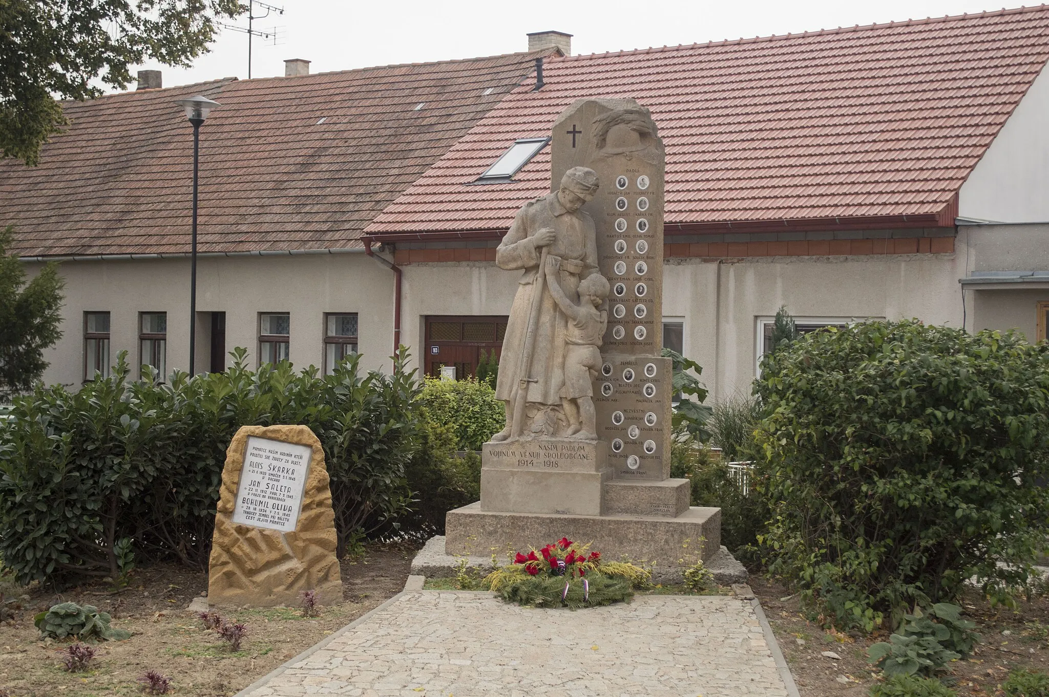 Photo showing: Pomník obětem první a druhé světové války nacházející se na kraji návsi v Miroslavských Knínicích.