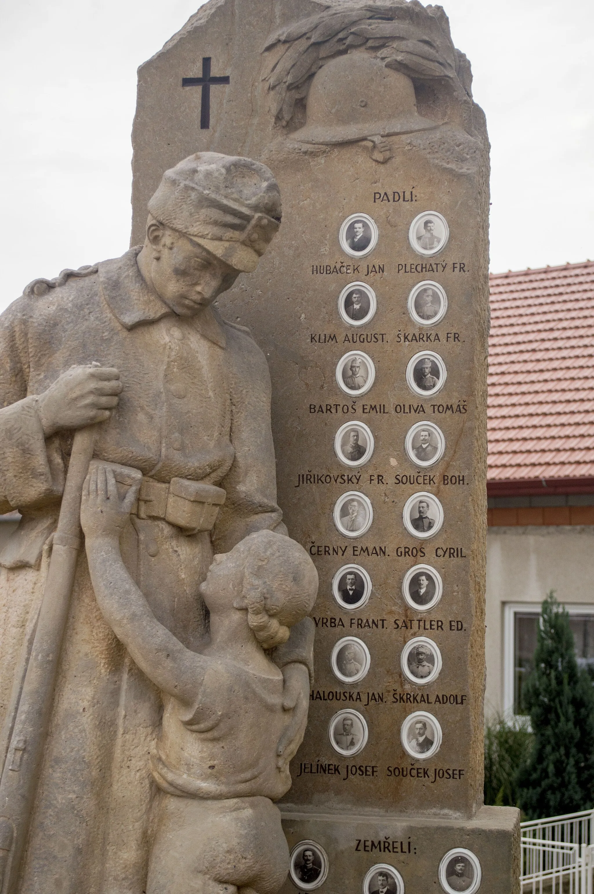 Photo showing: Pomník obětem první světové války nacházející se na kraji návsi v Miroslavských Knínicích.