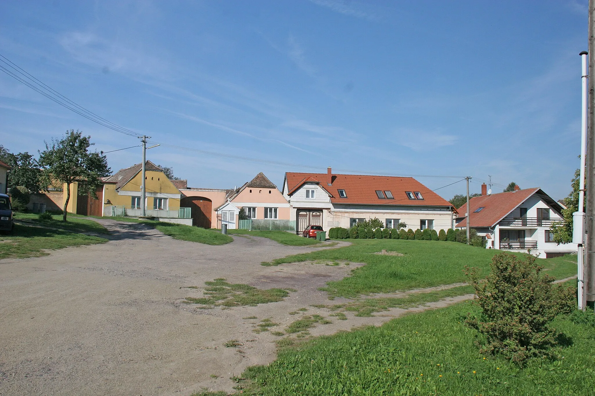Photo showing: Mašovice čp. 35
Camera location 48° 51′ 26.32″ N, 15° 58′ 23.61″ E View this and other nearby images on: OpenStreetMap 48.857312;   15.973225

This file was created as a part of the photographic program of Wikimedia Czech Republic. Project: Foto českých obcí The program supports Wikimedia Commons photographers in the Czech Republic.