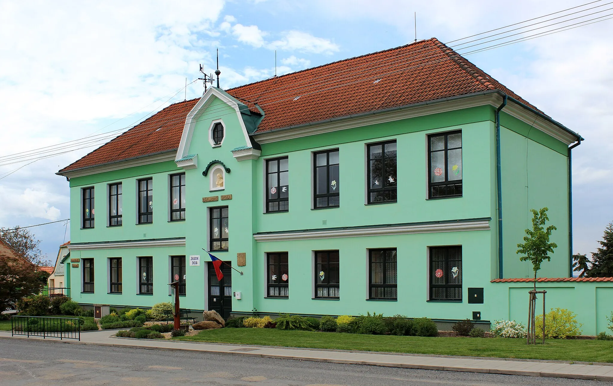 Photo showing: Municipal office and elementary school in Lesonice, Czech Republic.