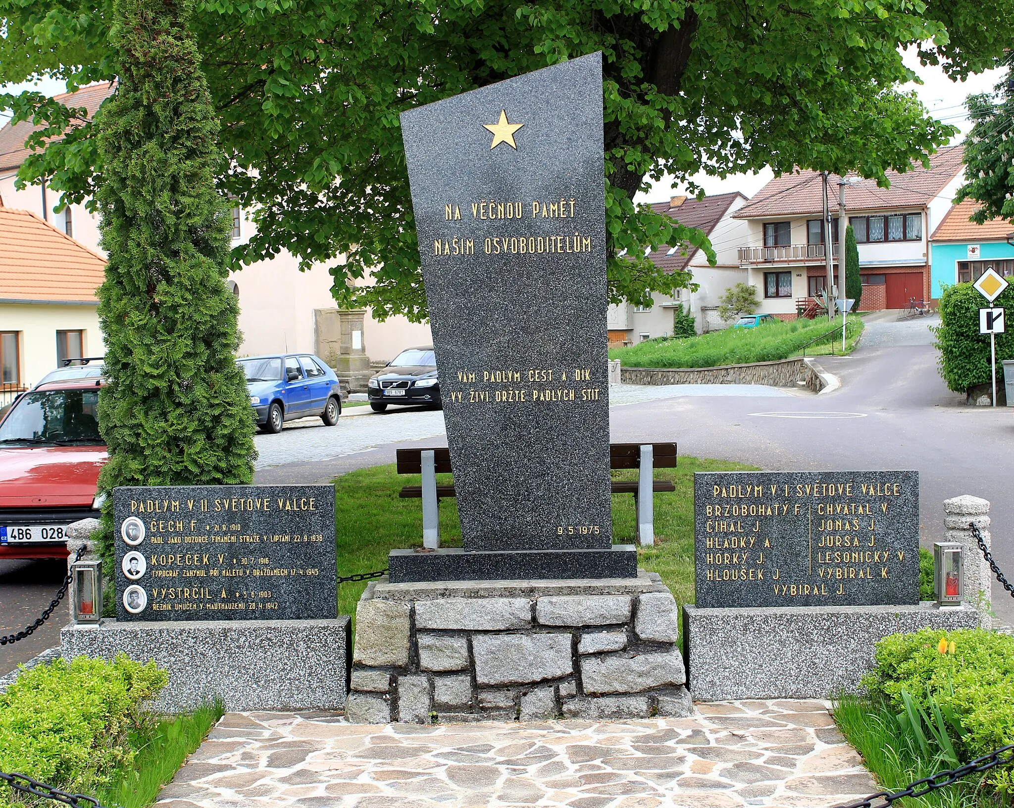 Photo showing: World War I and II memorial in Dobřínsko, Czech Republic.