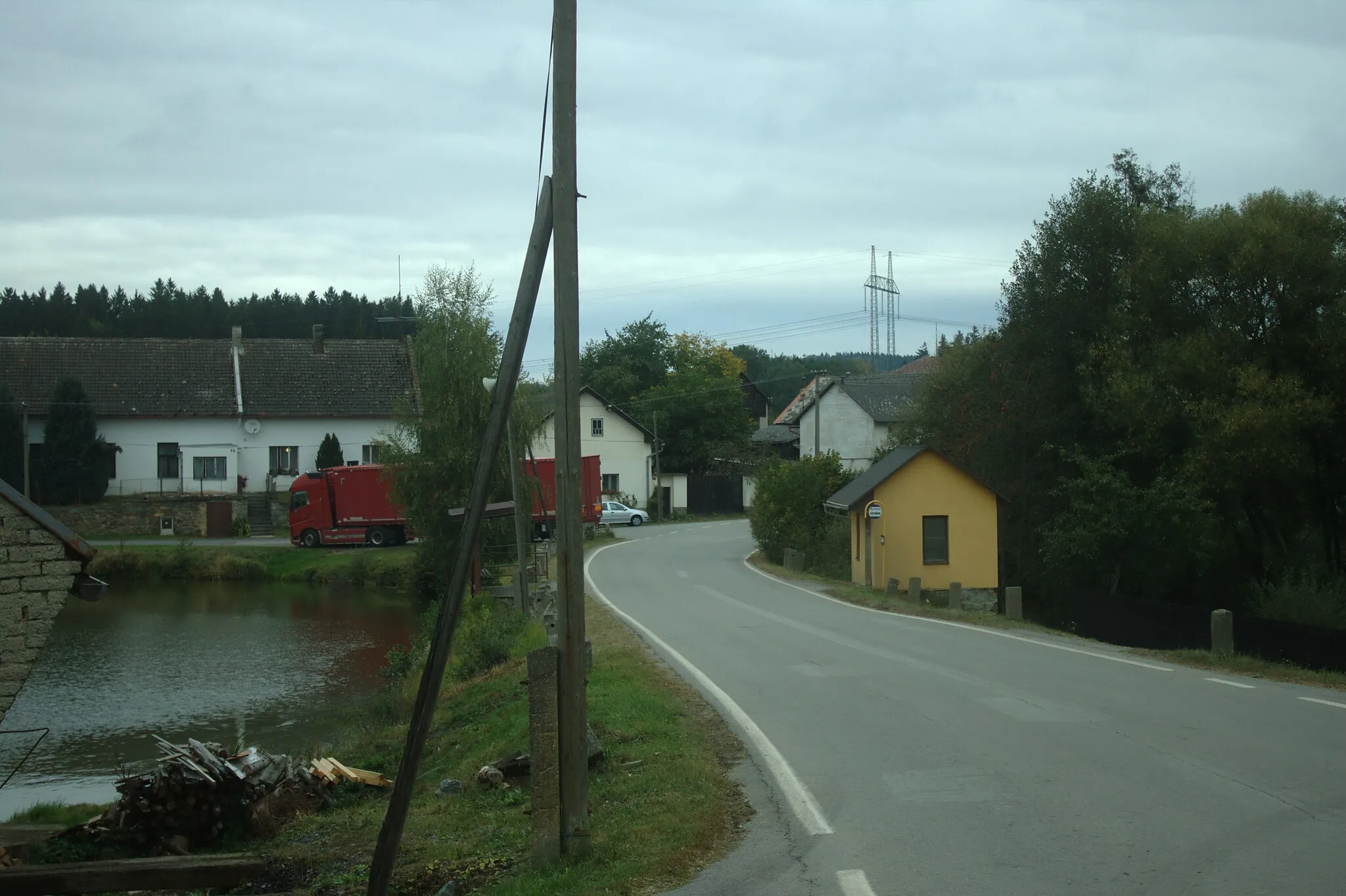 Photo showing: Main road in the village of Smilov near Štoky, Vysočina Region, CZ
