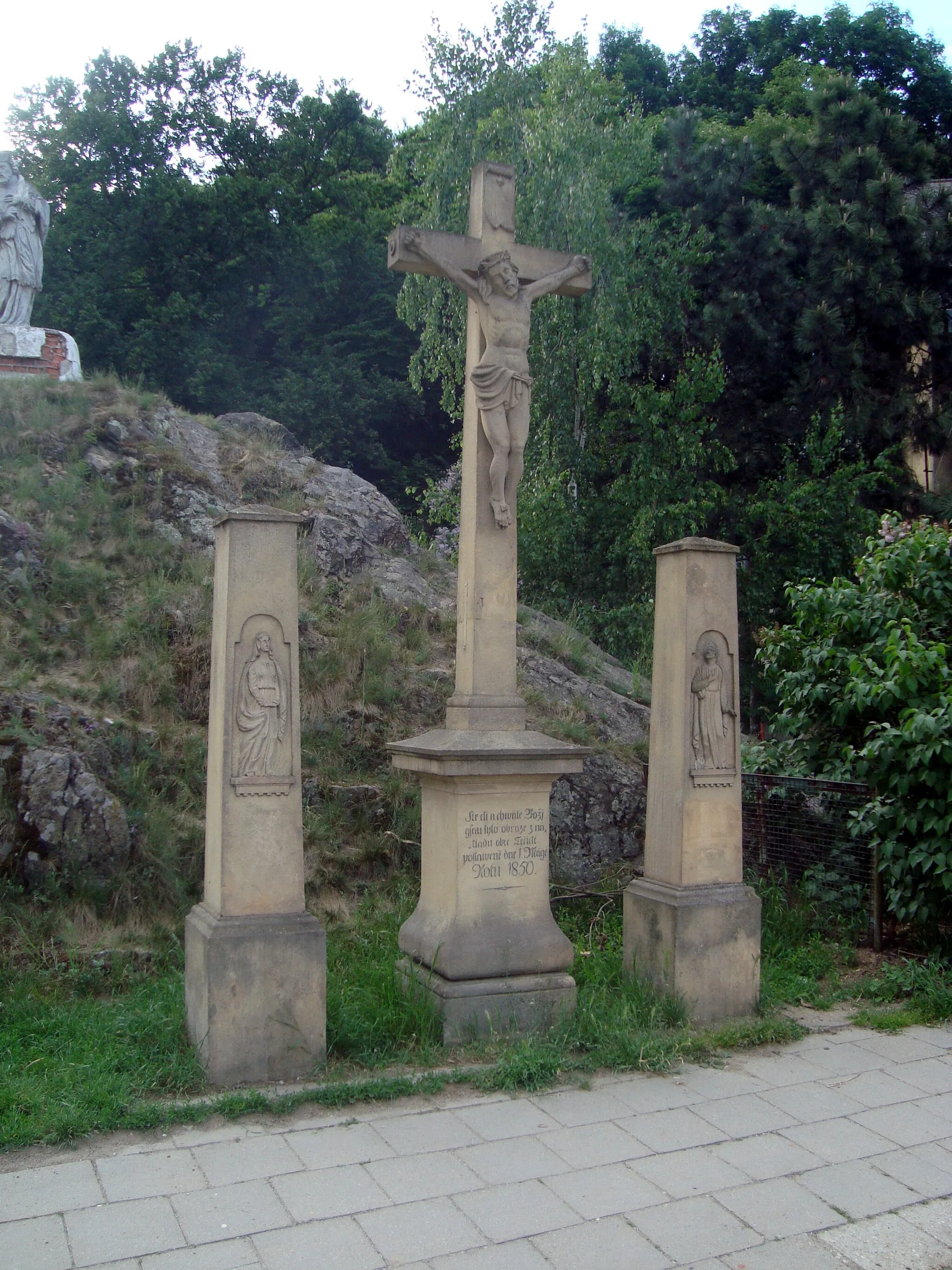 Photo showing: Kříž se dvěmy pylony v obci Tetčice z roku 1850. nápis: "Ke cti a chwále Boží jsou tyto obraze z nákladu obce Tečické postawené dne 1. Máje Roku 1850"