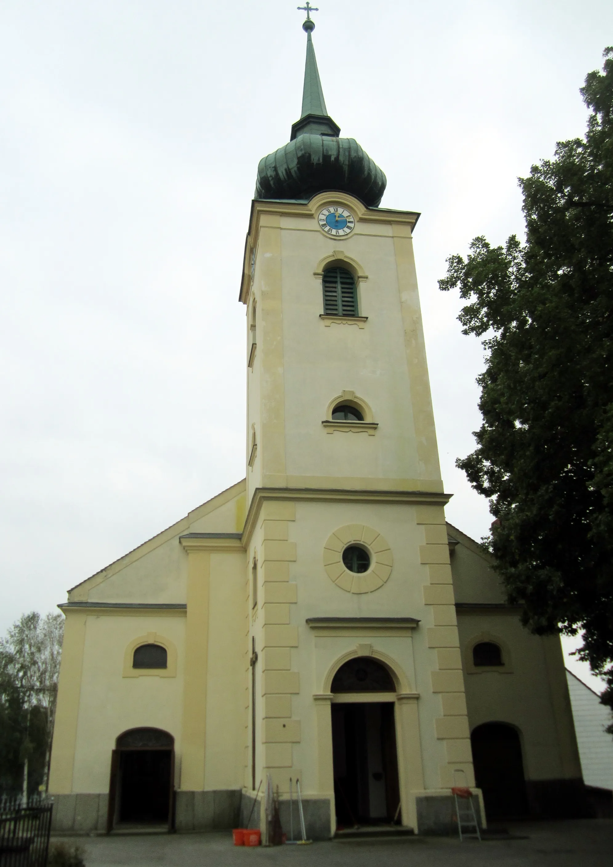 Photo showing: 1785 anlässlich der Pfarrerhebung Verlängerung der damals einschiffigen Kirche; heutiger Bau im Wesentlichen von 1936, vorgestellter Westturm von 1903.

This media shows the protected monument with the number 1885 in Austria. (Commons, de, Wikidata)