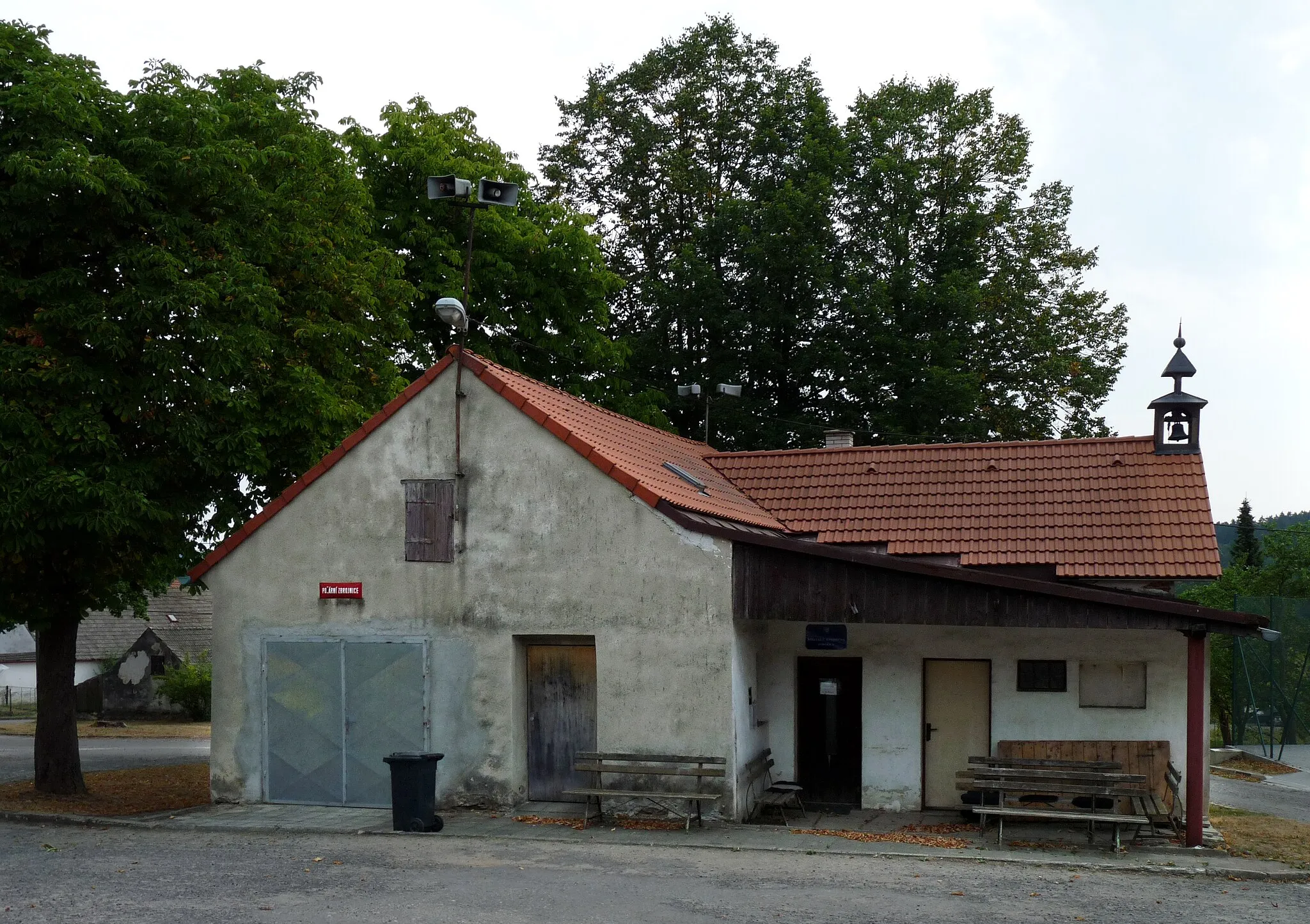 Photo showing: House No 30 in the village of Buková, Jihlava District, Vysočina Region, Czech Republic - a fire station and library.