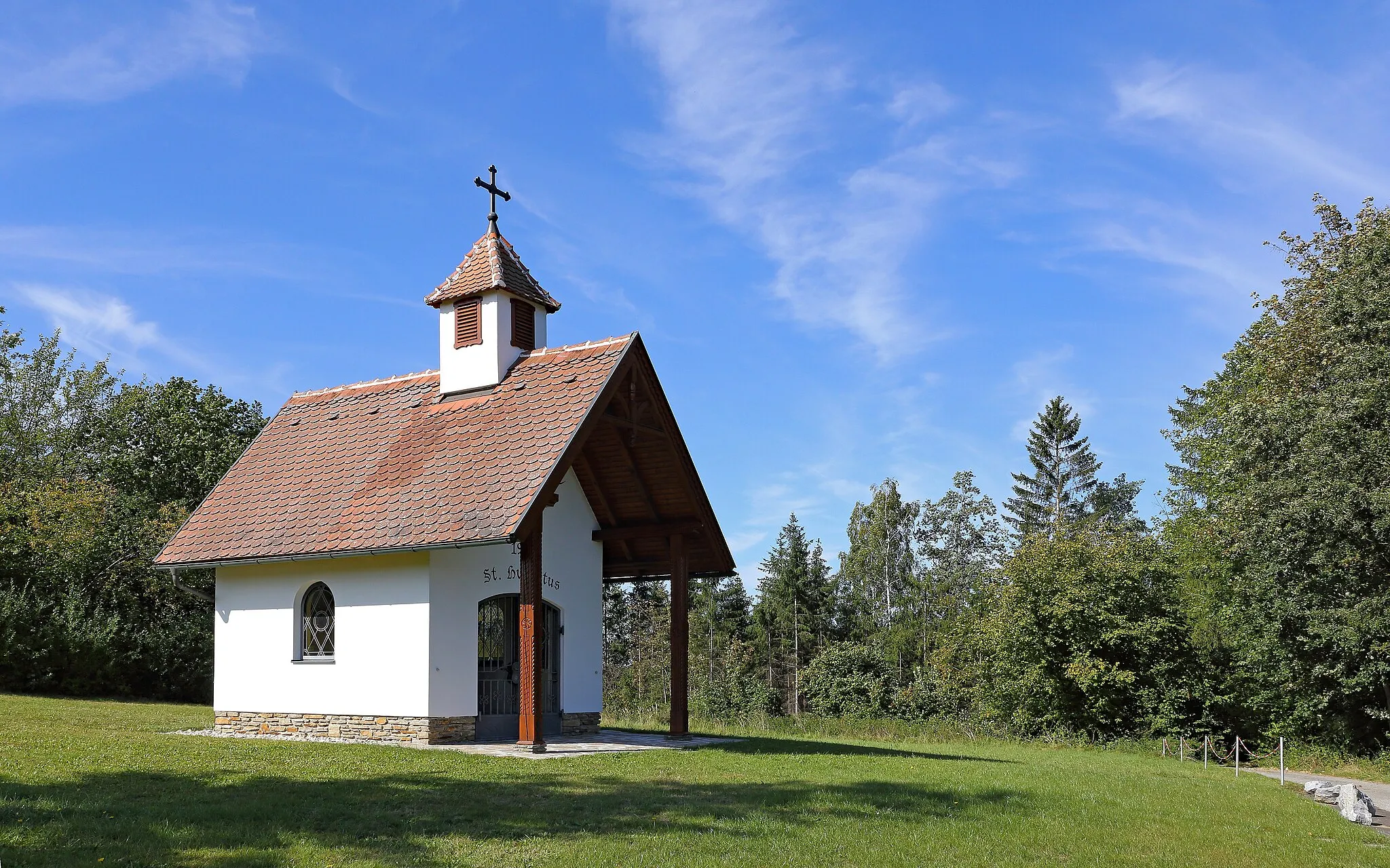 Photo showing: Westlich von Scheideldorf (Gemeinde Göpfritz an der Wild), nahe der Bundesstraße 2 befindet sich auf einer kleinen Anhöhe eine Hubertsukapelle.