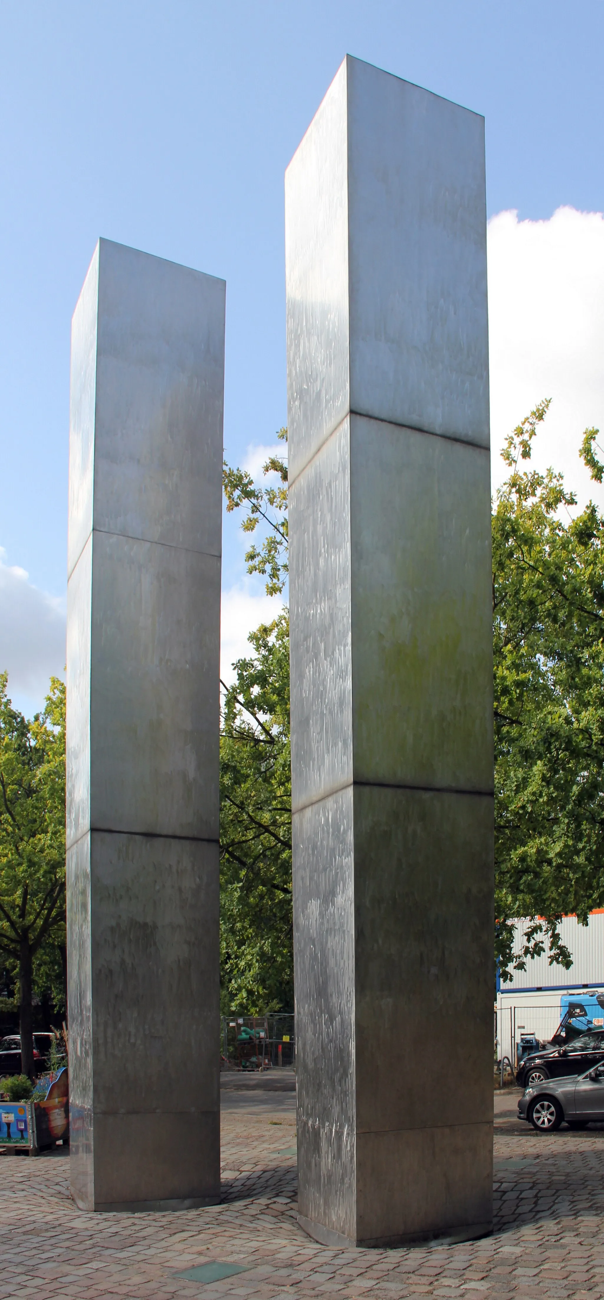 Photo showing: Sculpture, "Skulptur" by Henner Kuckuck, 1980, Takustraße 3, Berlin-Dahlem, Germany