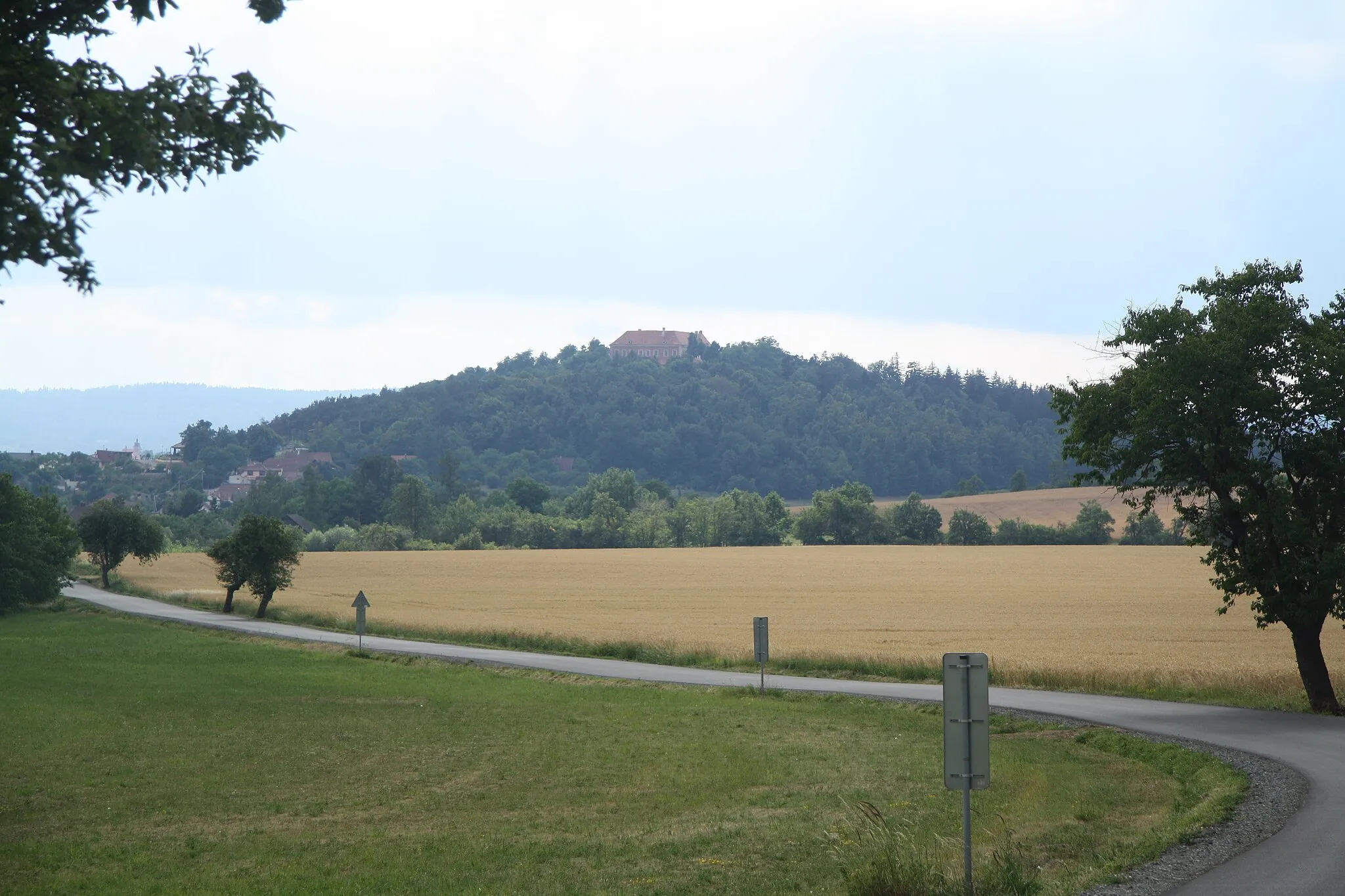 Photo showing: Overview of Sádek hill from road to Kojetice, Třebíč District.