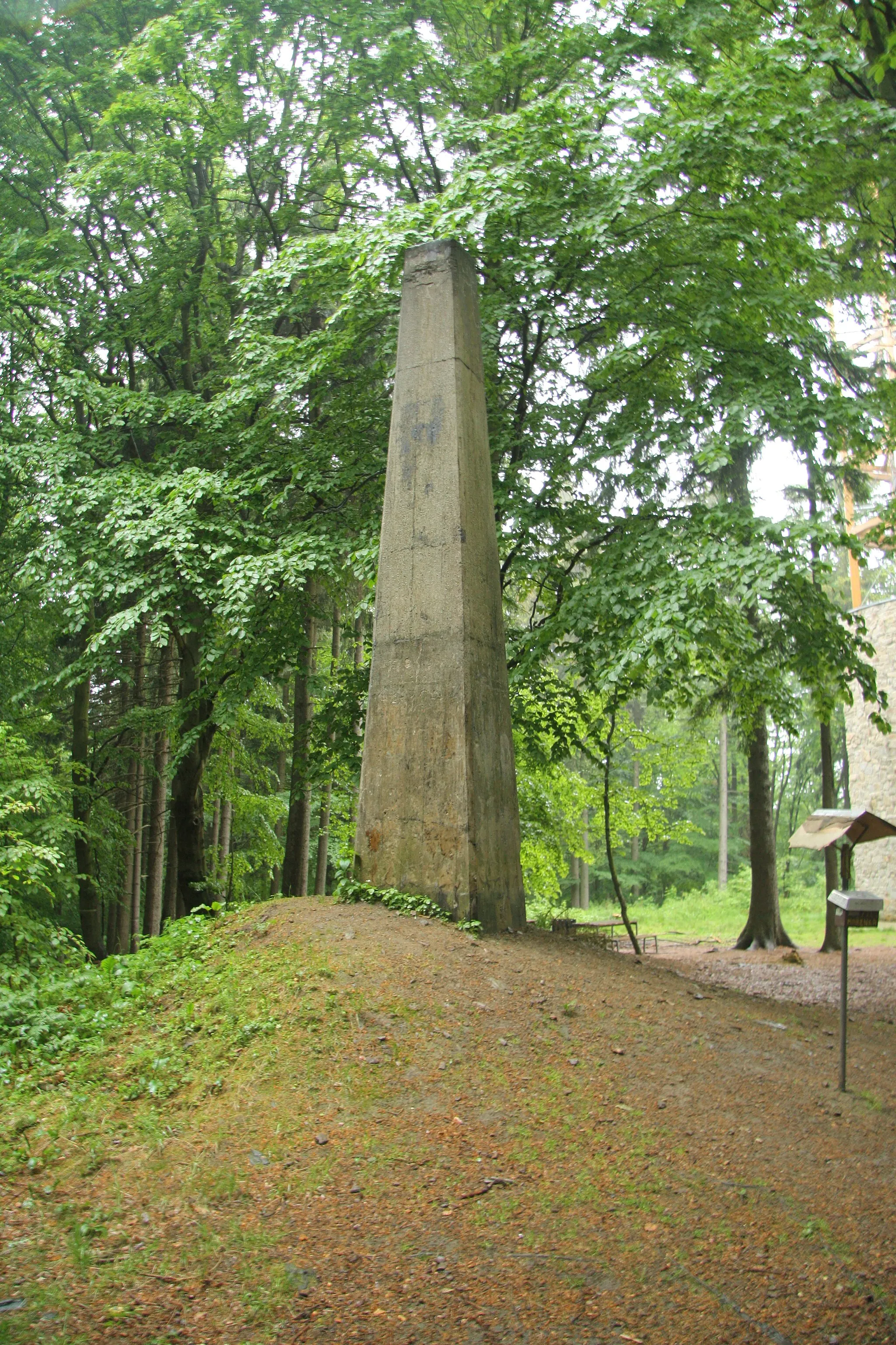 Photo showing: Top column of Mařenka hill near Štěměchy, Třebíč District.