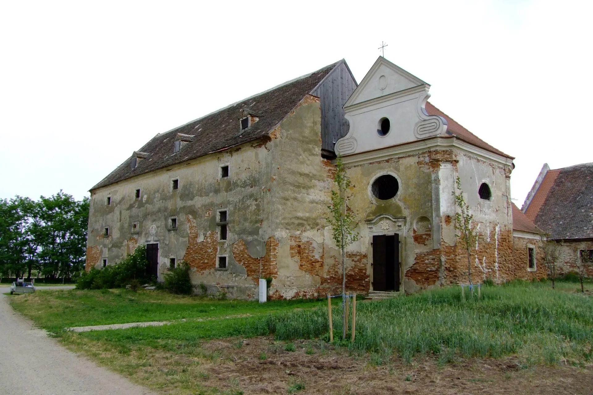 Photo showing: Schüttkasten mit Kapelle des Gutshofes Mitterhof