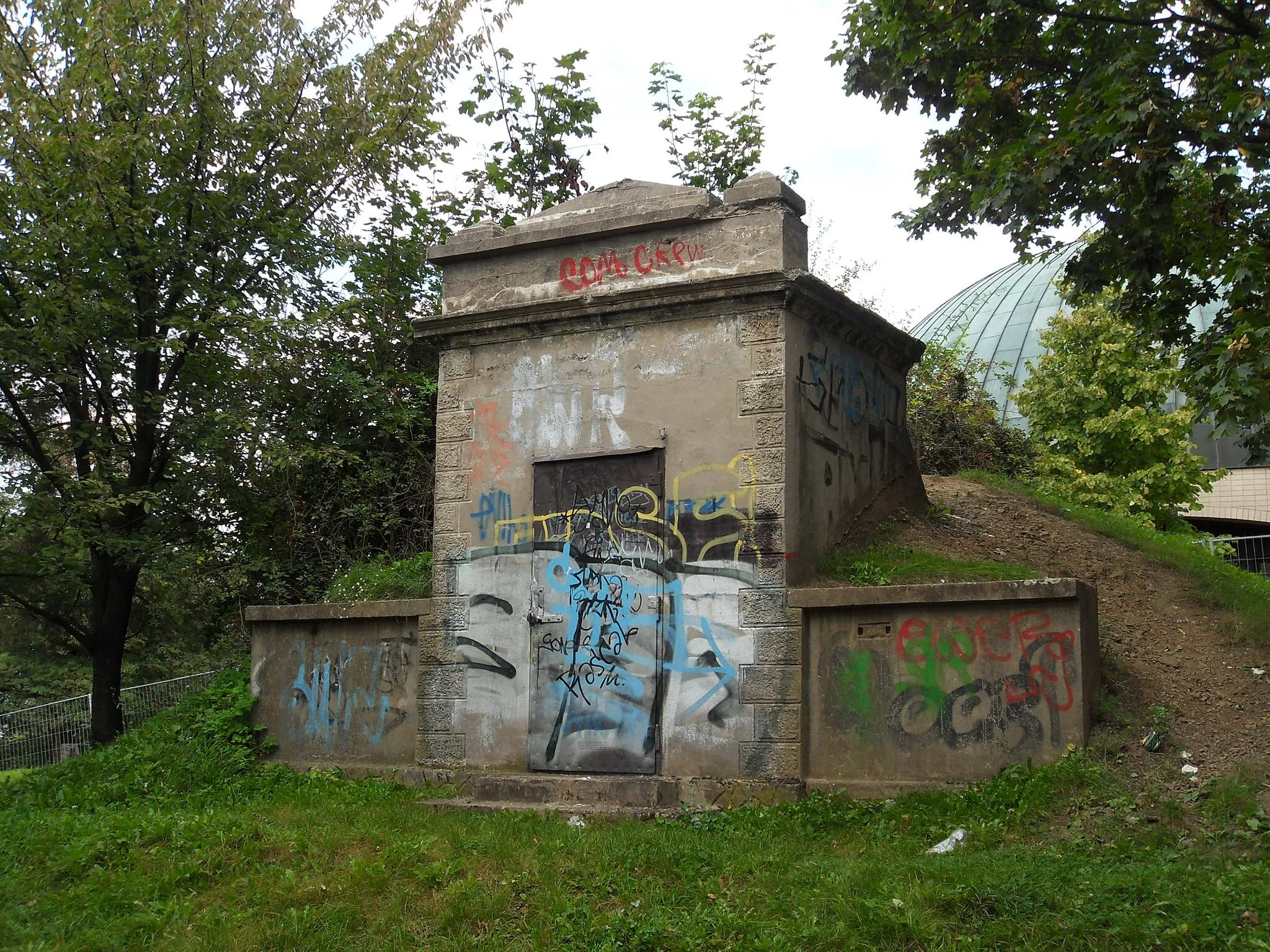 Photo showing: Former water tank near to Observatory and Planetarium in Brno, Czech Republic