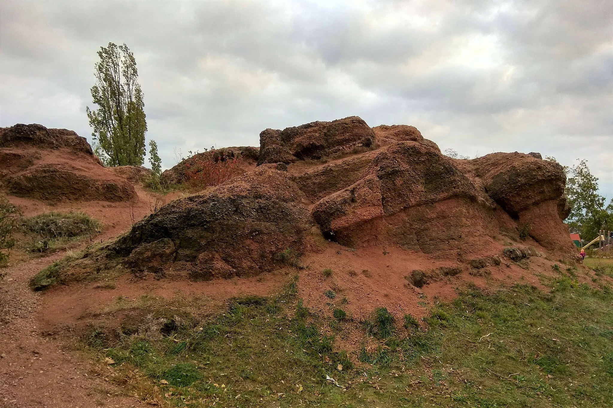 Photo showing: Skála Helgoland na Žlutém kopci v Brně (Staré Brno). Pohled ze severu od Vaňkova náměstí.