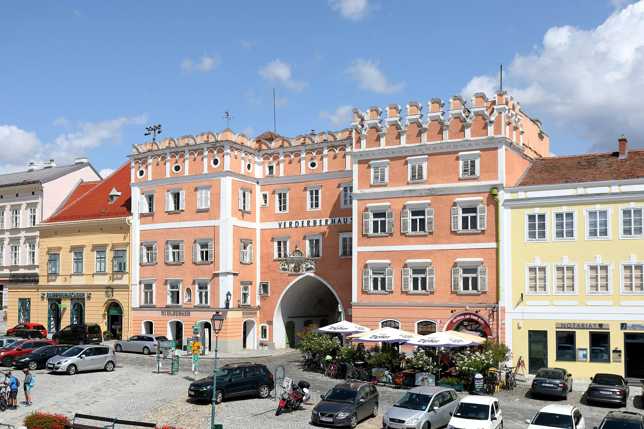 Photo showing: Das Verderberhaus in der niederösterreichischen Stadtgemeinde Retz. Ein mehrteiliger, zinnenbekrönter Gebäudekomplex im venezianischen Renaissancestil aus dem 16. Jahrhundert am Hauptplatz mit den Hausnummern 2 und 34. Benannt ist das Gebäude nach den „Verderberbrüdern“, zugezogene Kaufleute aus dem heutigen Slowenien.