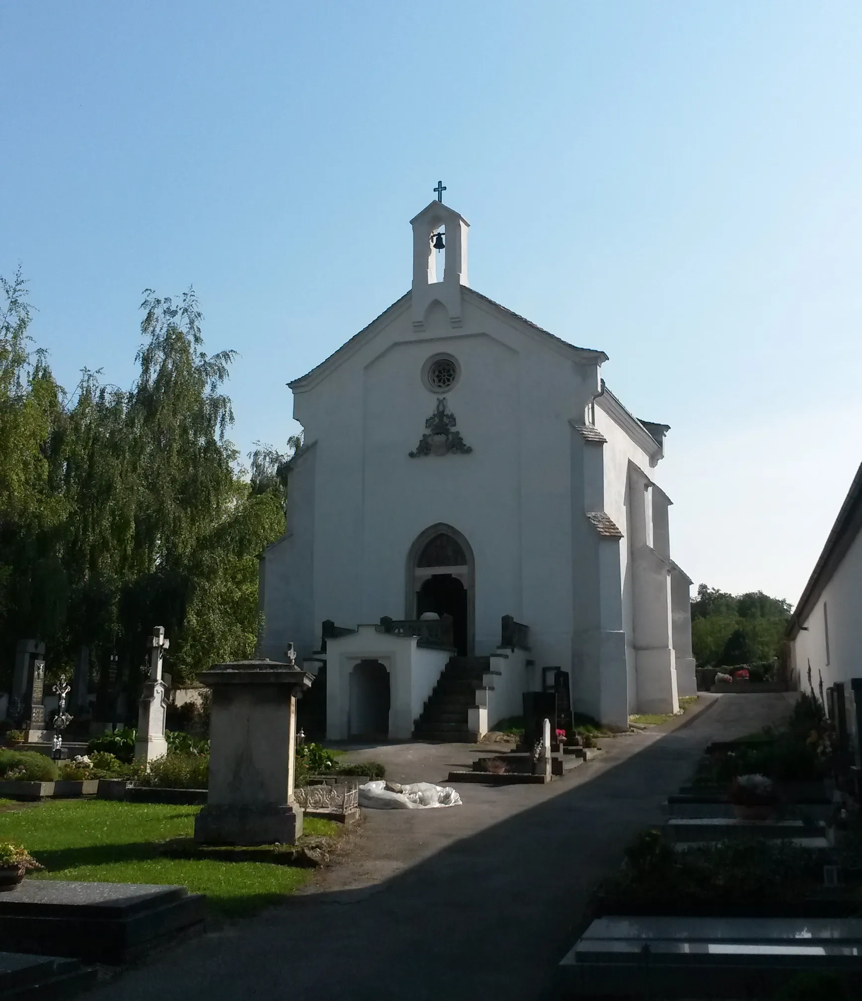 Photo showing: Fassade der Gruftkapelle der Fünfkirchen - nach der Renovierung Sommer 2014