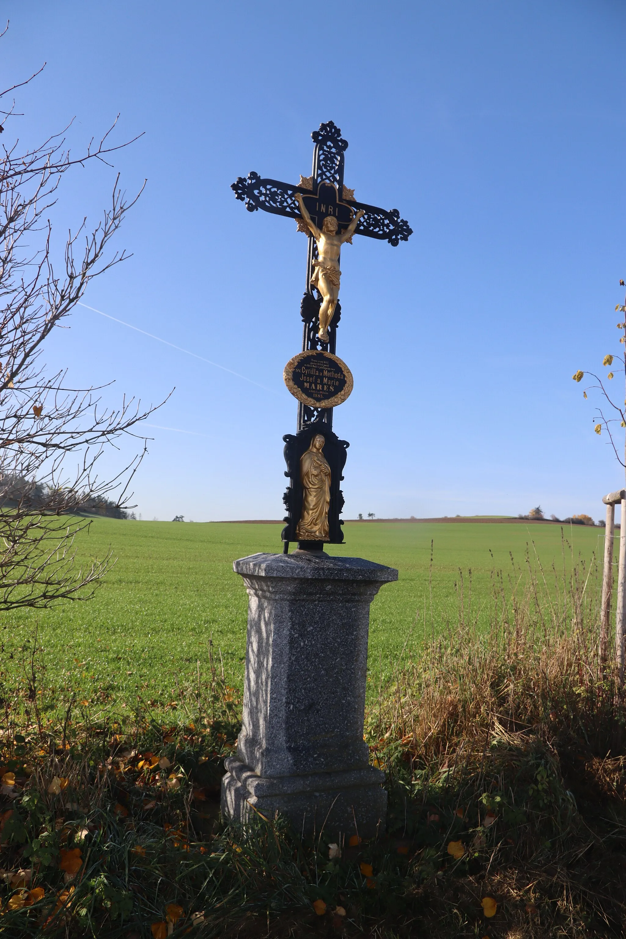 Photo showing: Overview of wayside cross of Josef and Marie Marešovi near Okřešice, Třebíč District.