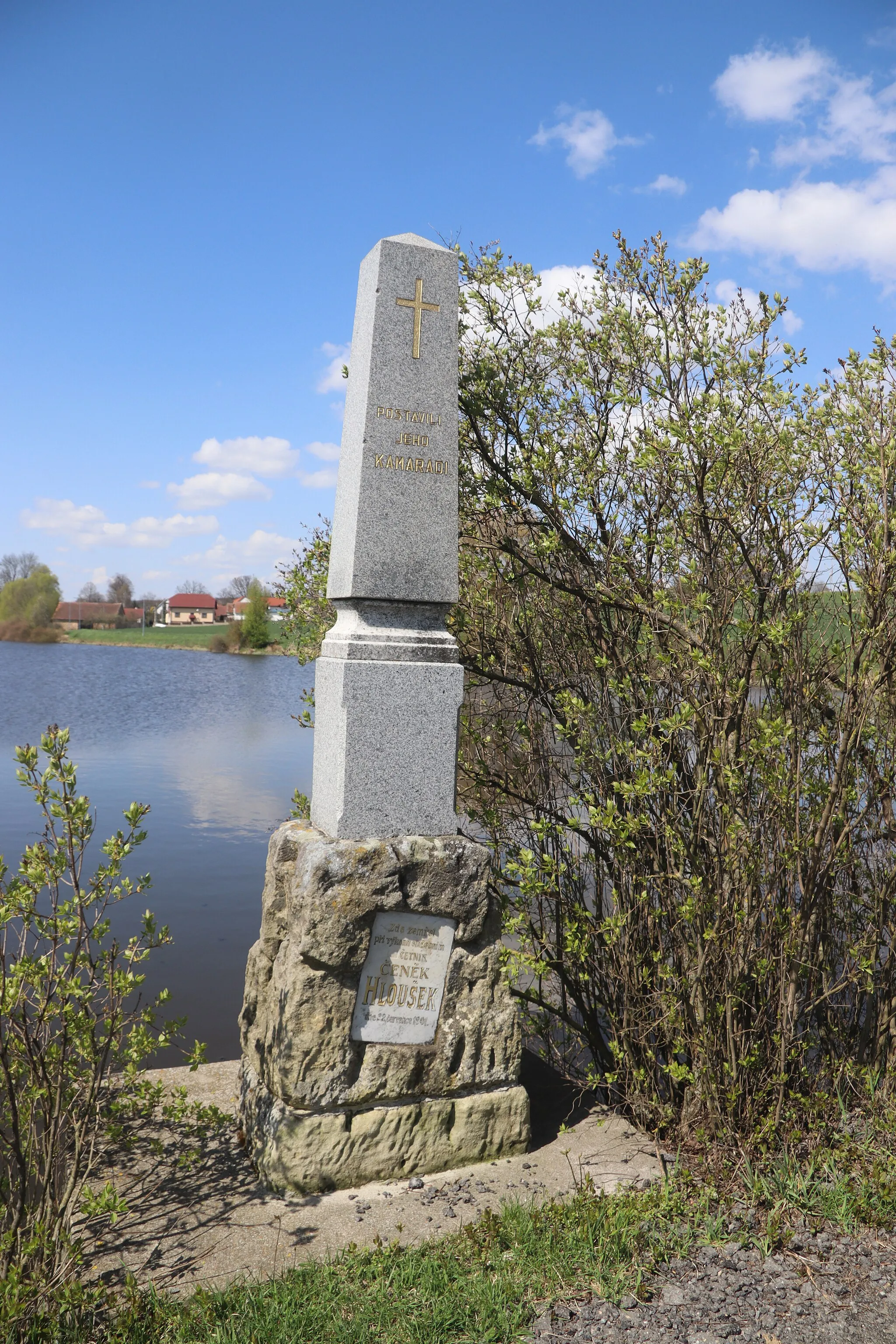 Photo showing: Overview of memorial of policeman Čeněk Hloušek in Jackov, Moravské Budějovice, Třebíč District.