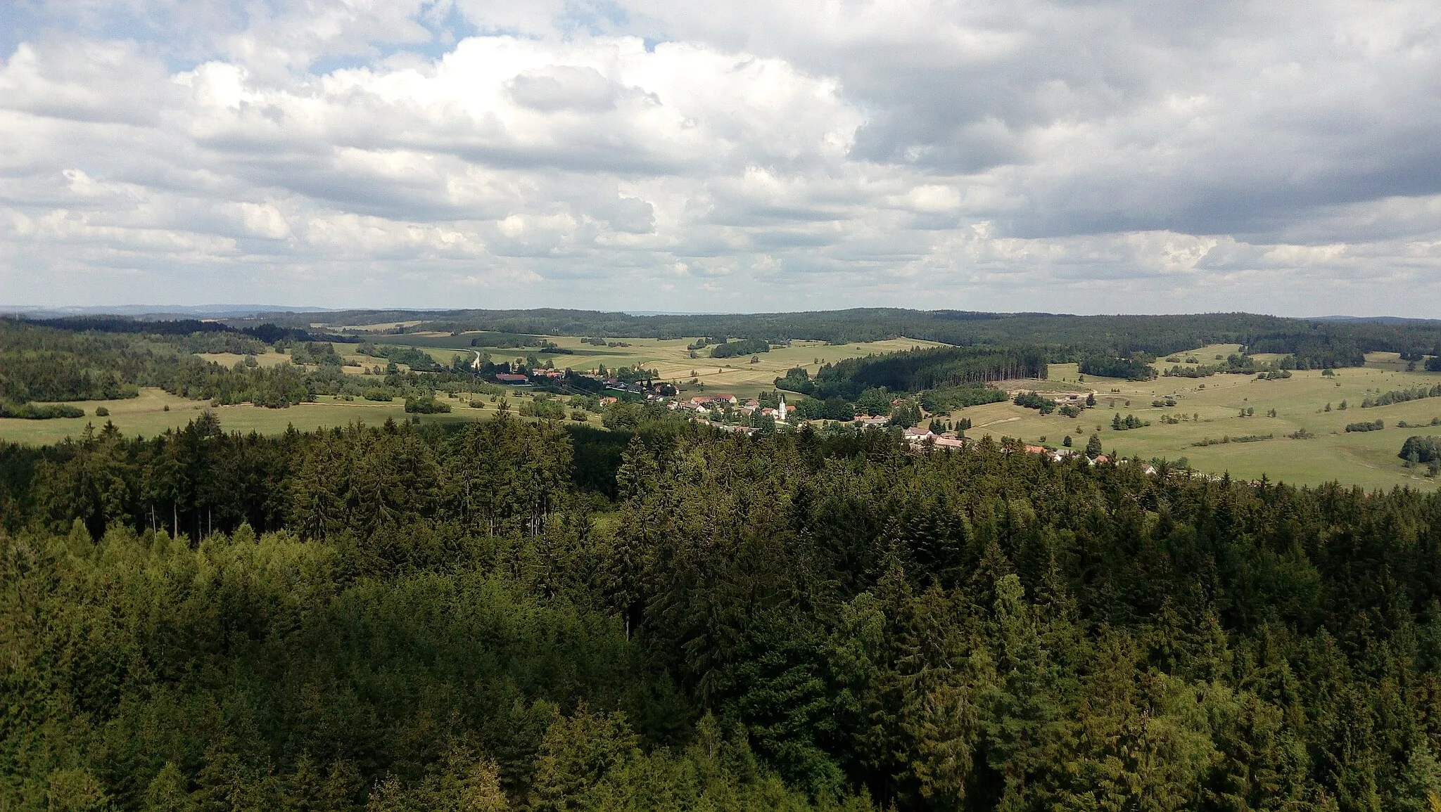 Photo showing: Village of Valtínov as seen from the observation tower U Jakuba, south Bohemia, Czechia