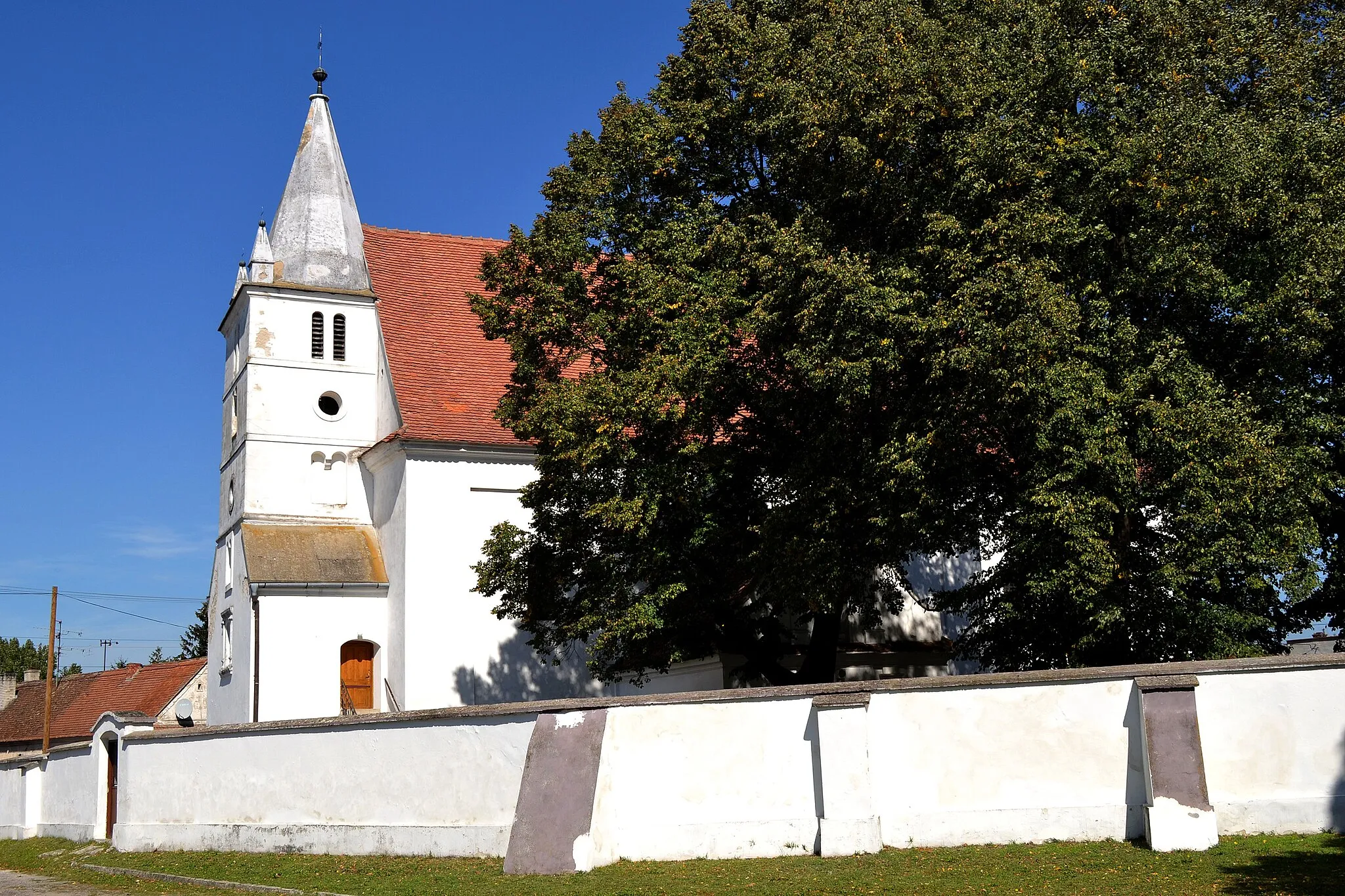 Photo showing: Borský Mikuláš, Kostol svätých Petra a Pavla v miestnej časti Borský Peter; kostol s ohradením