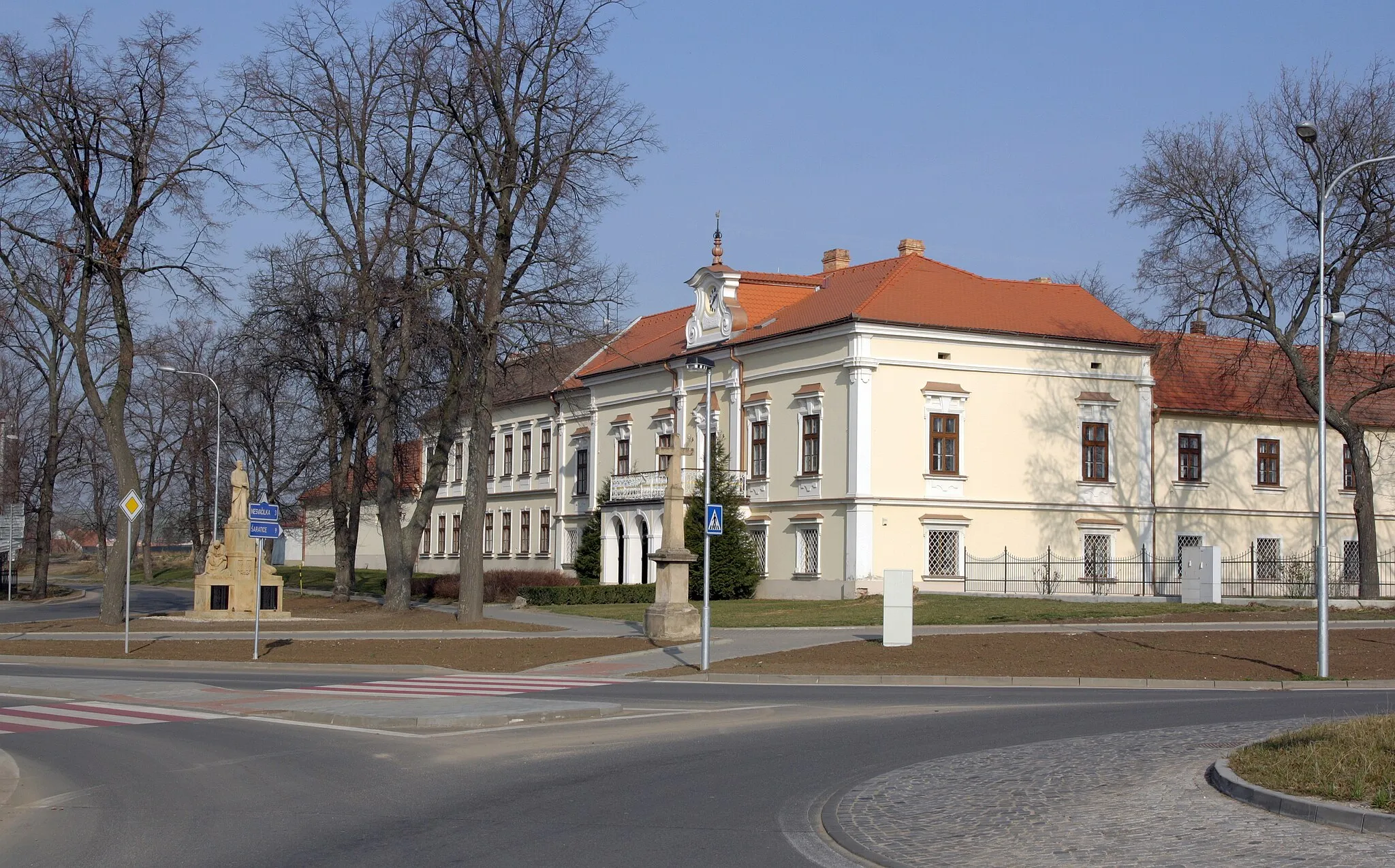 Photo showing: Těšany - centrum obce se zámkem.
