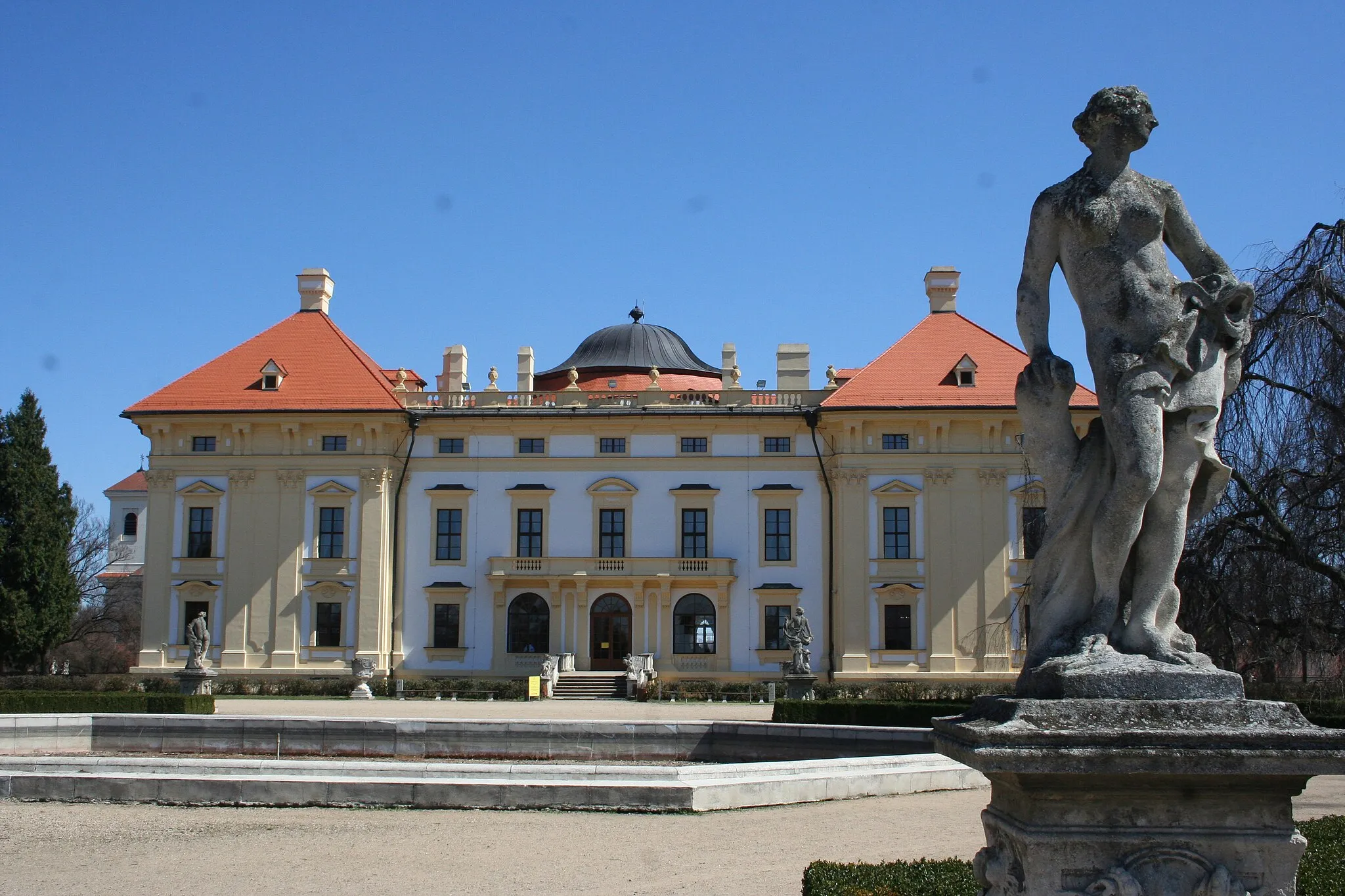 Photo showing: Vu actuelle du Château d'Austerlitz. L'Empereur a prononcé son discours depuis le balcon du premier étage.