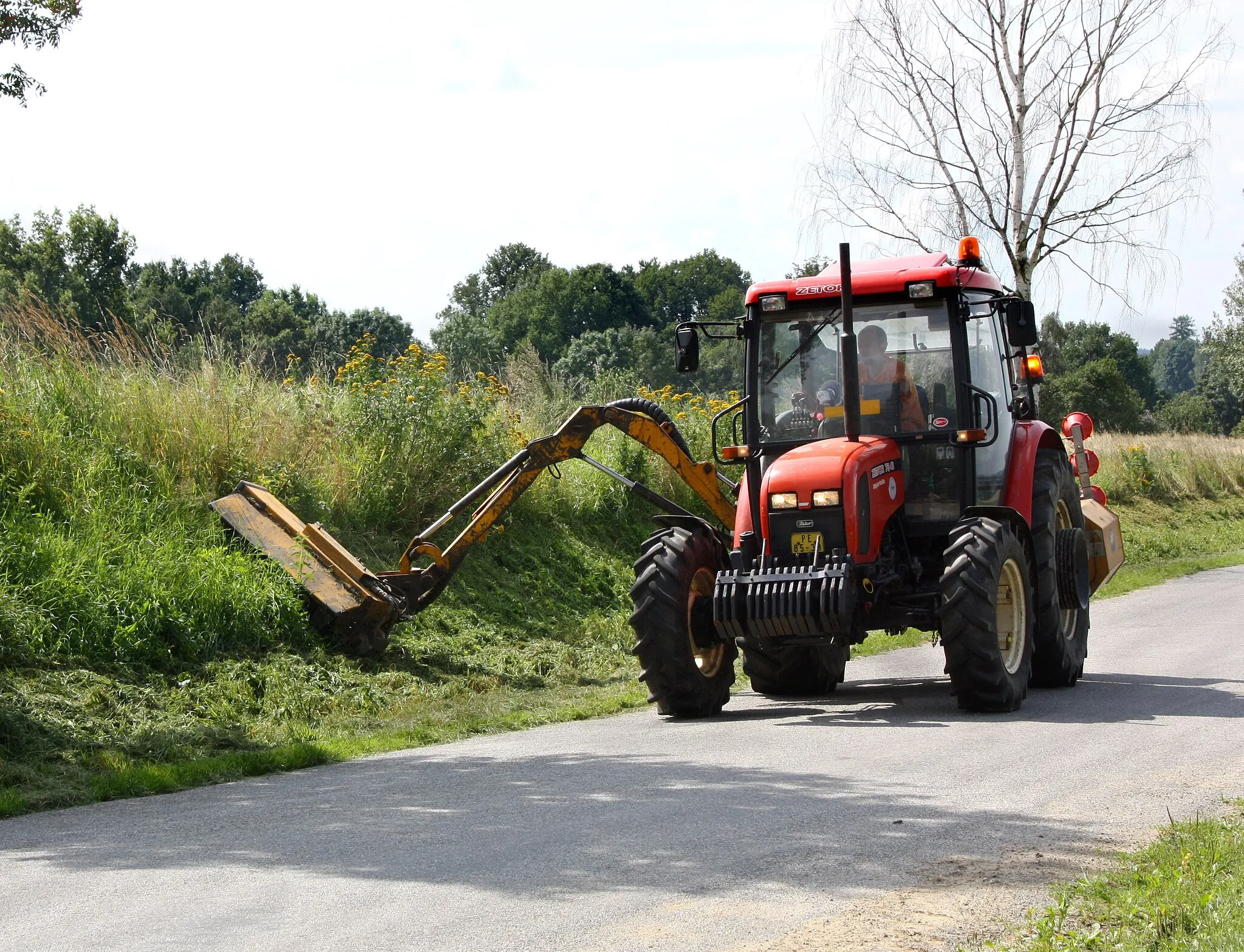 Photo showing: Zetor tractor by Chvojnov, part of Pelhřimov, Czech Republic