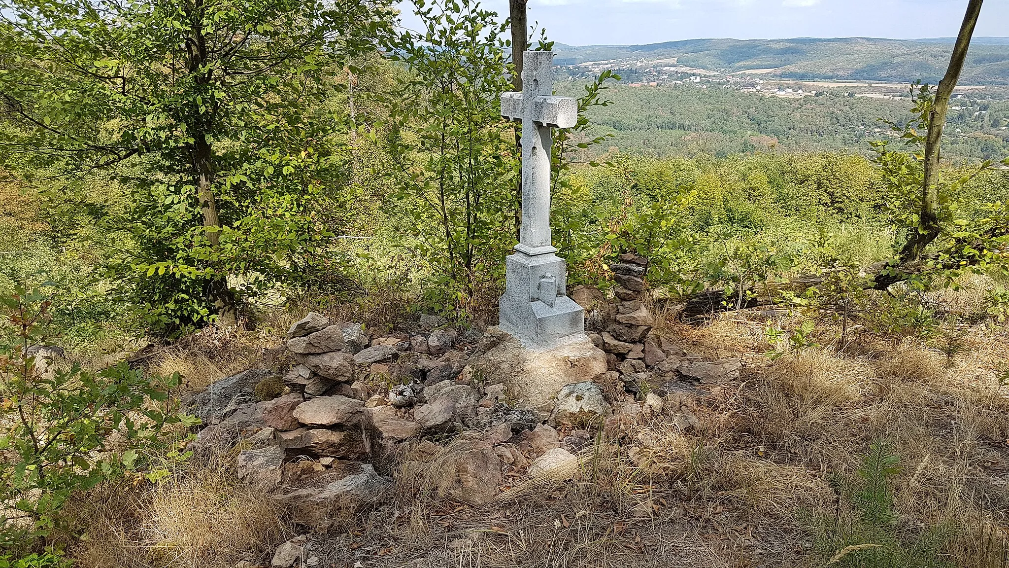 Photo showing: kamenný křížek na vrchu Chochola