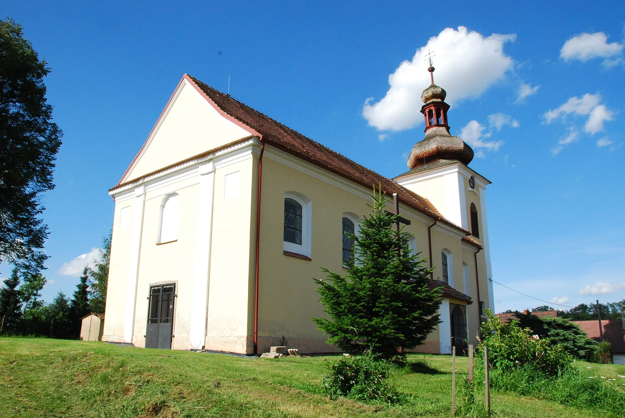 Photo showing: Church in Kamberk village. Benešov District in the Central Bohemian Region.