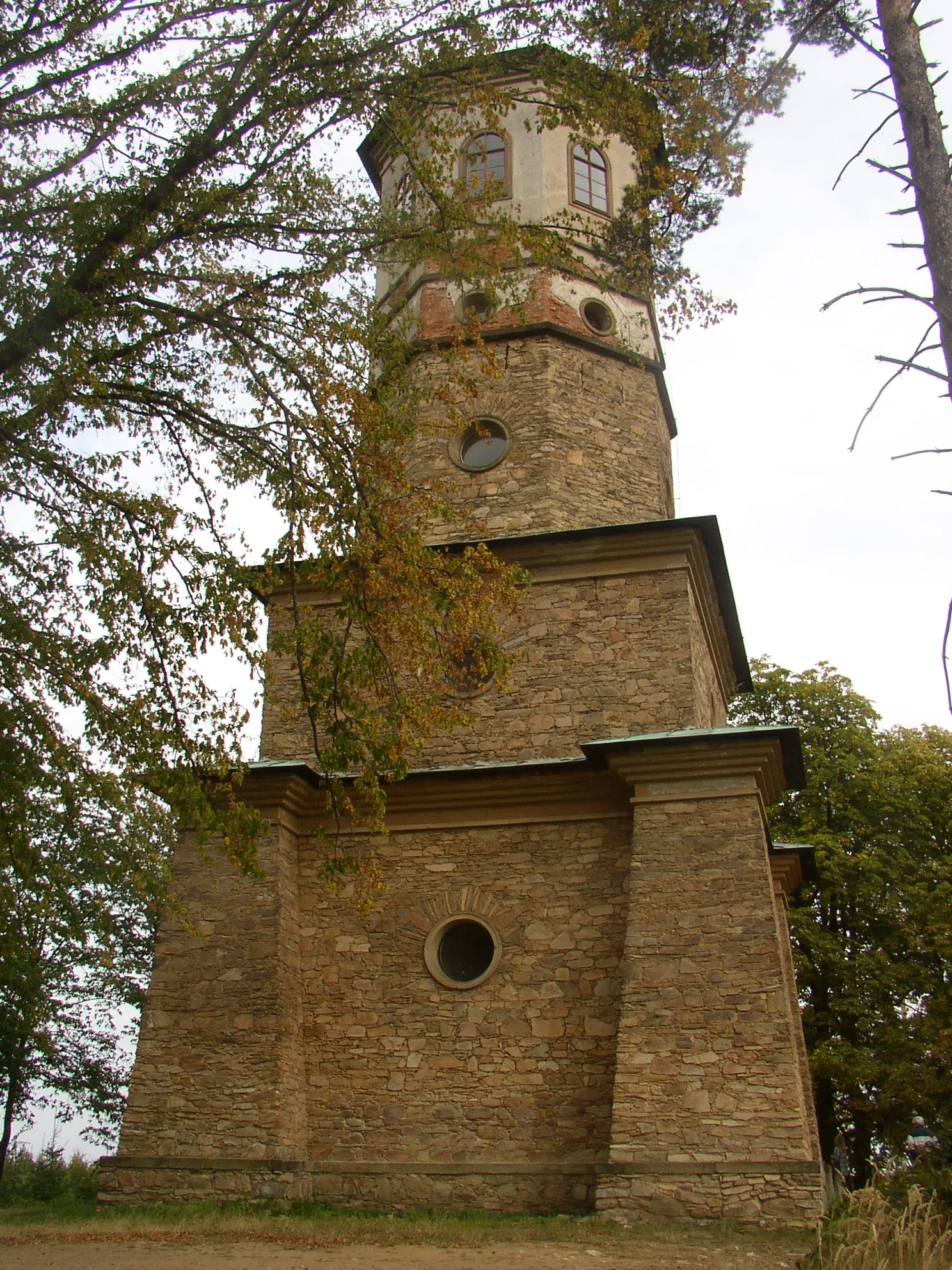 Photo showing: Babylon lookout tower (1831) on the Zelený vrch (491 m) east of Kramolín, Třebíč District, Czech Republic.