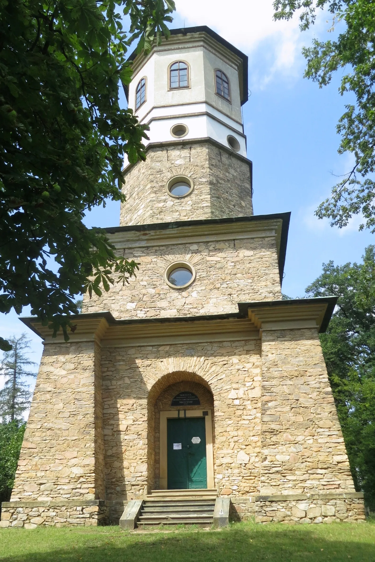 Photo showing: Vief Tower "Babylon", in the woods between Kramolin and Mohelno. Empire Stone tower in Empir style was built in 1831 by the owner of the Náměšť estates Henry Earl Wilhelm Haugwitz to the needs of geodetic surveyors. Zelený kopec (Green hill), 491 m asl. Třebíč District.