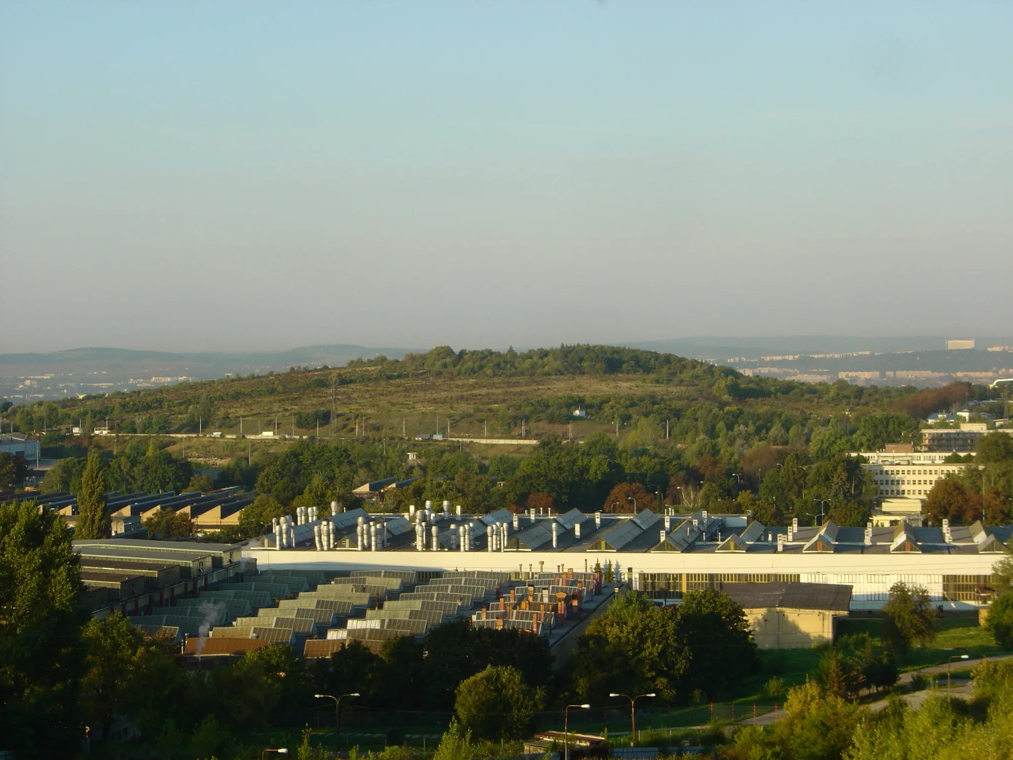 Photo showing: Bílá hora - pohled od severovýchodu, ze sídliště Brno-Líšeň. V popředí areál továrny Zetor, a.s.