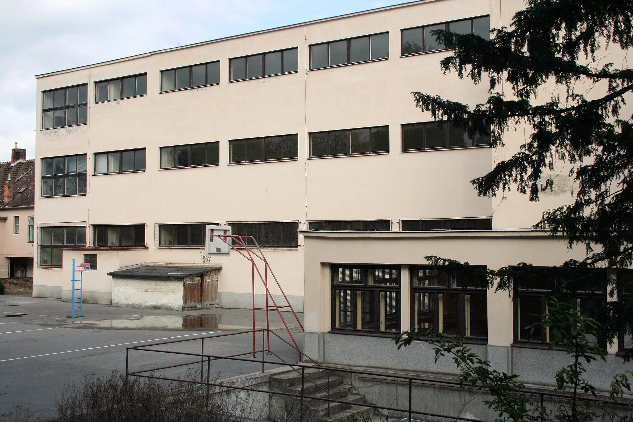 Photo showing: Masaryk basic school at Jugoslavska street in Brno, Czech Republic.