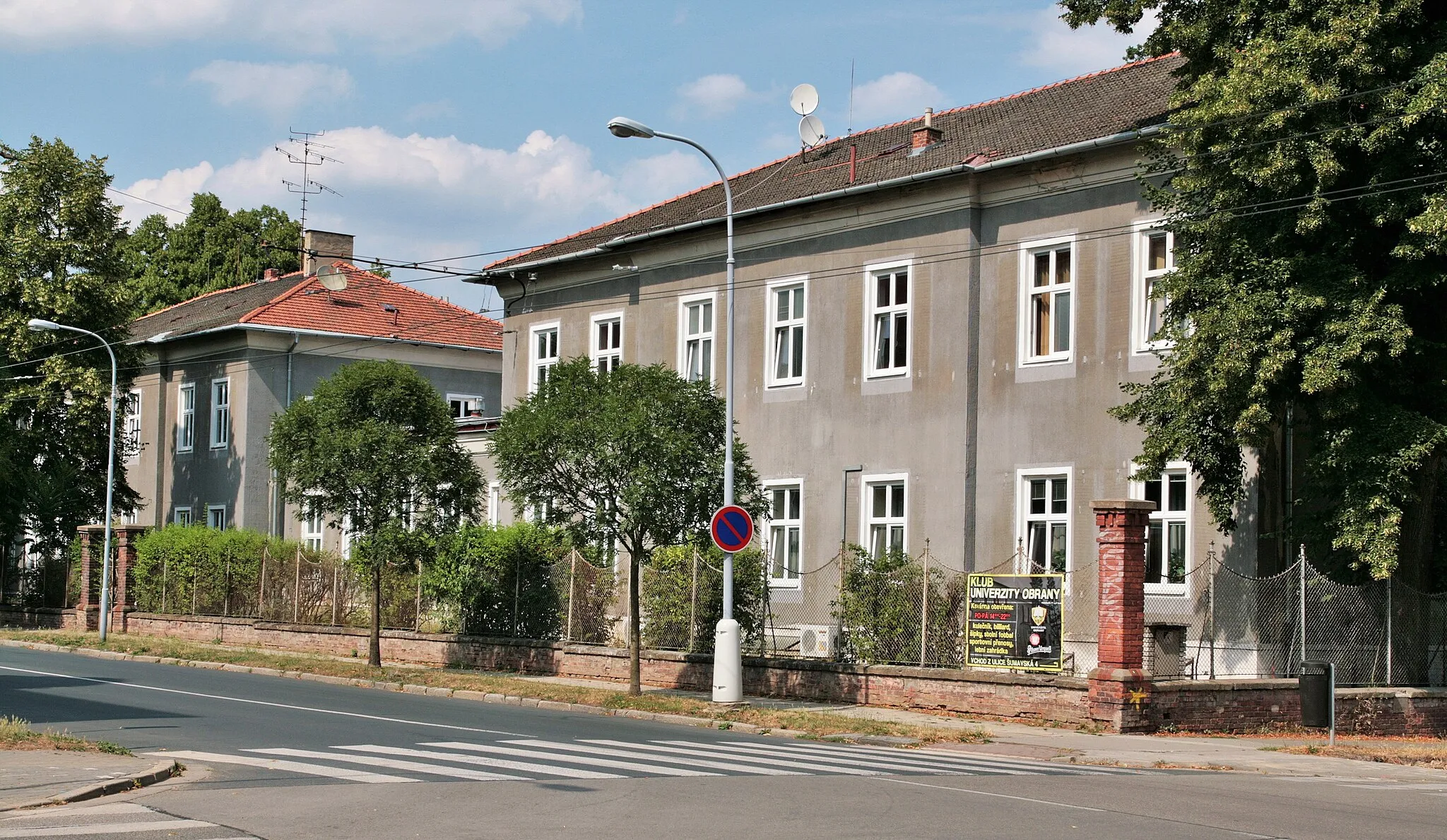 Photo showing: Kasárna Univerzity obrany na ulici Šumavská v Brně. Budovy na jihozápadním rohu areálu.