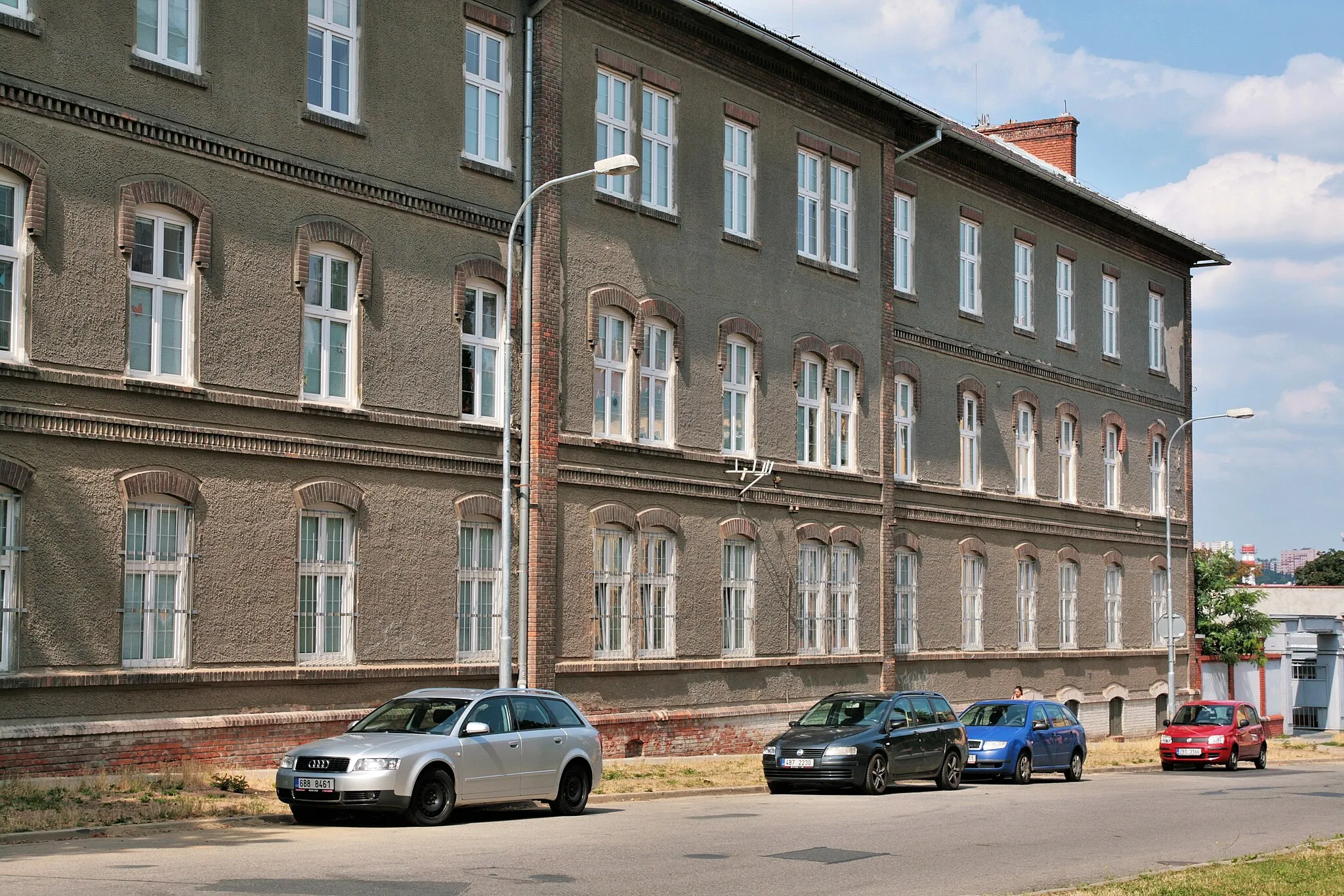 Photo showing: Kasárna Univerzity obrany na ulici Šumavská v Brně. Budova na jižním okraji areálu, vedle brány.