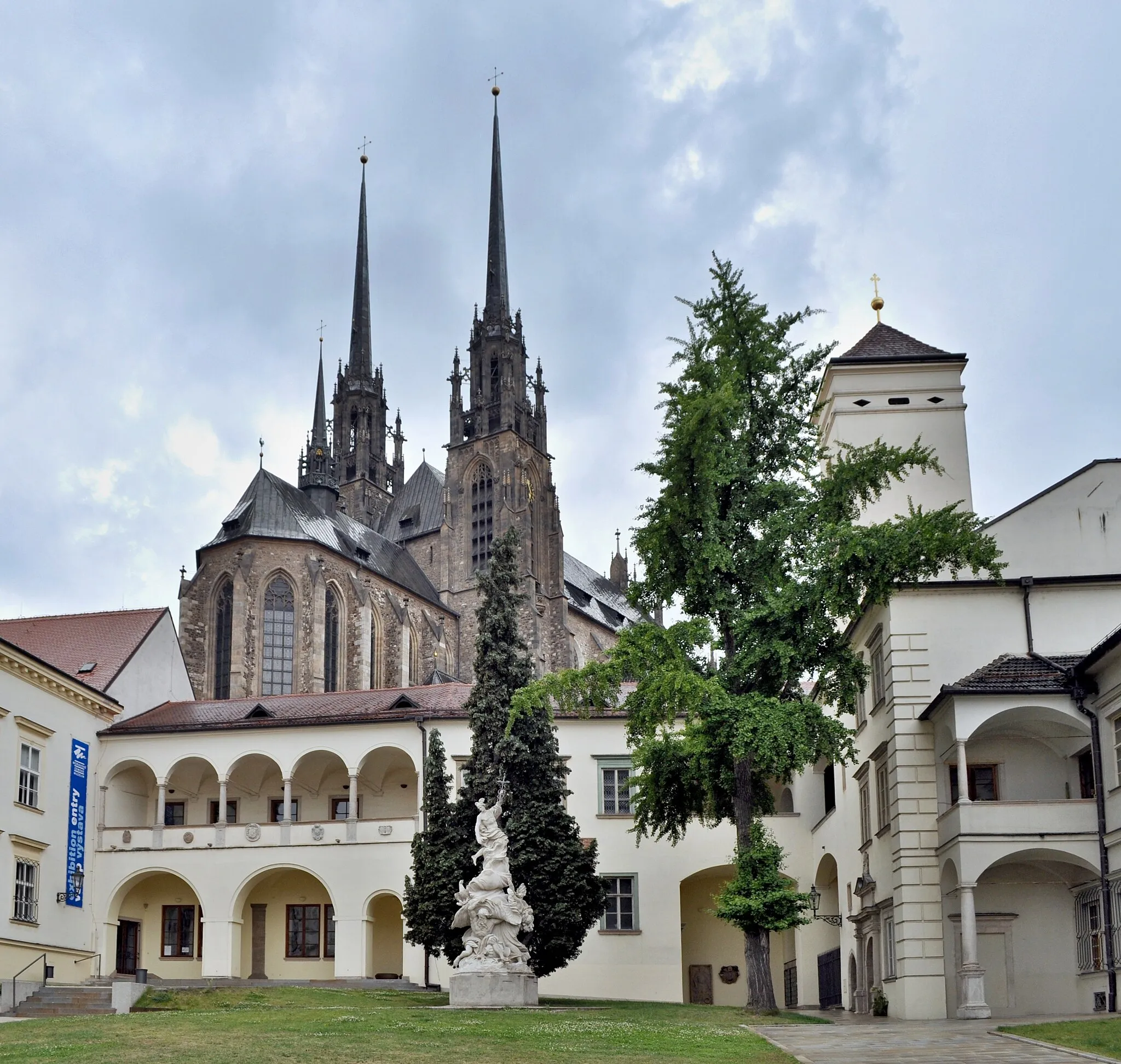 Photo showing: Biskupský dvůr (po dešti)