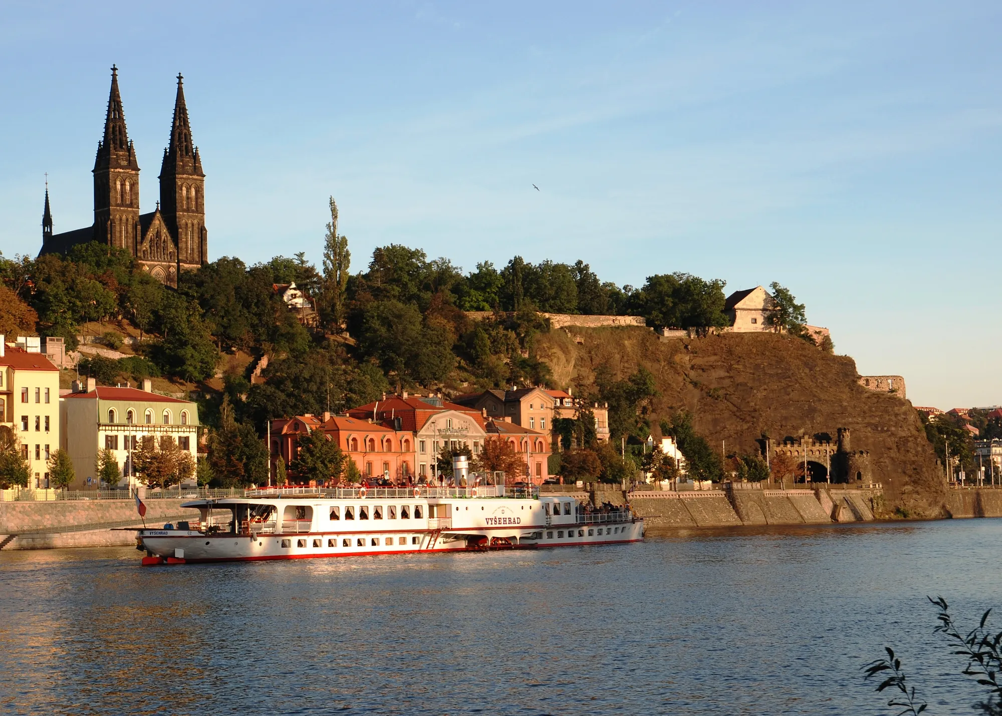 Photo showing: Paddle steamer Vyšehrad under Vyšehrad rock