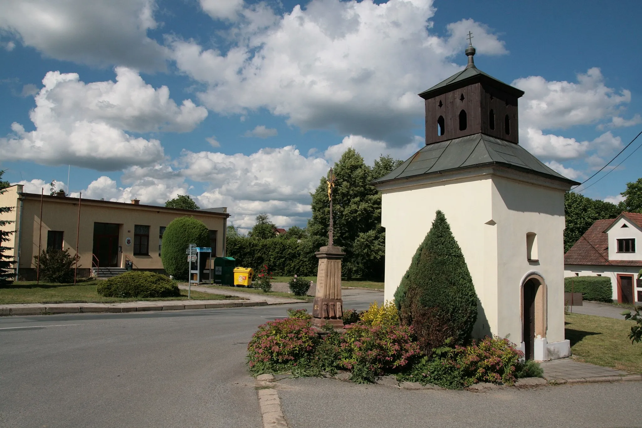 Photo showing: Žernovník, Blansko District, Czech Republic. Municipal authority house (left) and chapel of Saint Lawrence at the village square.