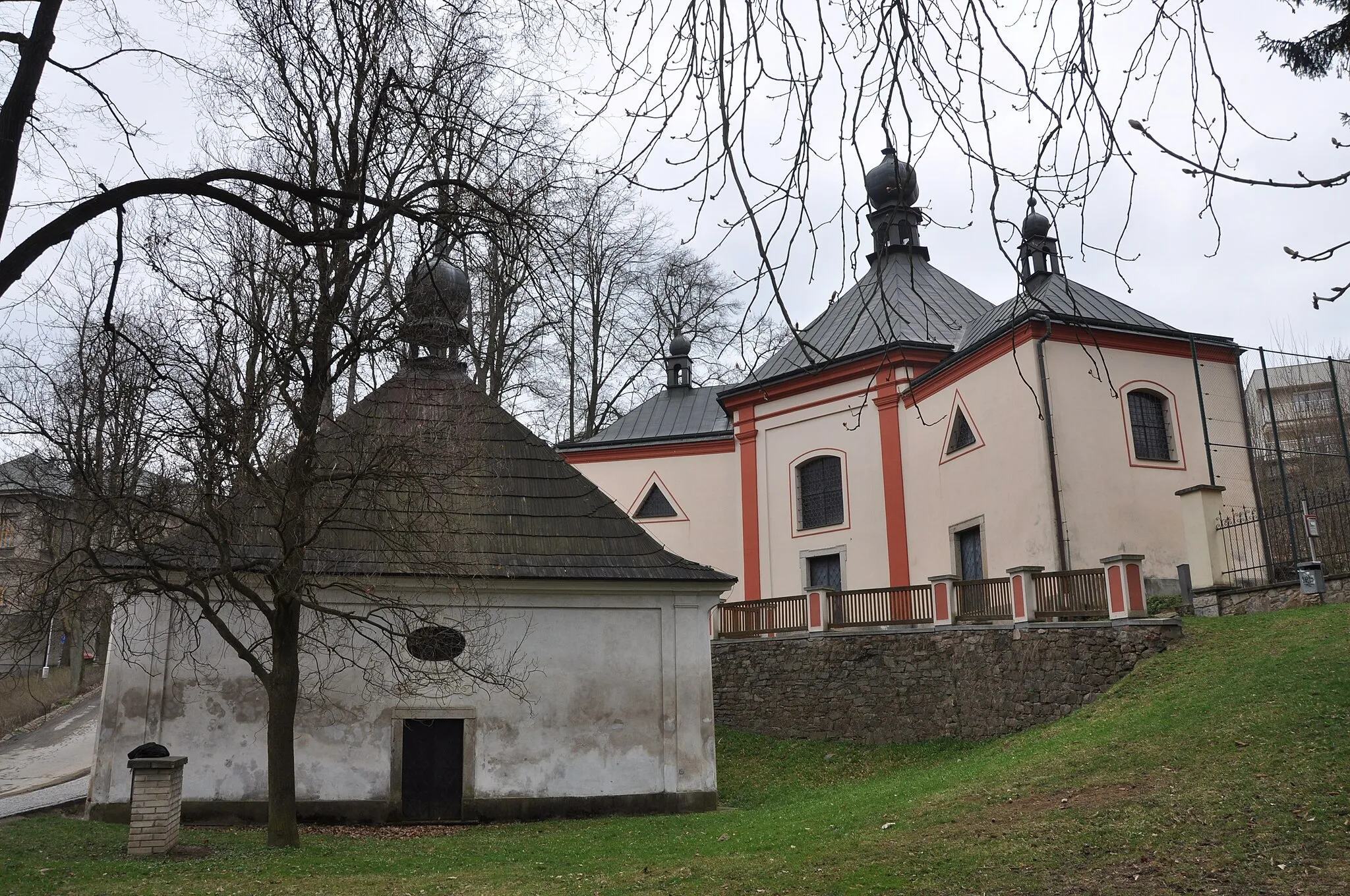 Photo showing: Paluček u kostela Nejsvětější Trojice a kaple Svatého Grálu. Park Budoucnost. Ulice U Trojice. Havlíčkův Brod. Kraj Vysočina. Czech Republic.