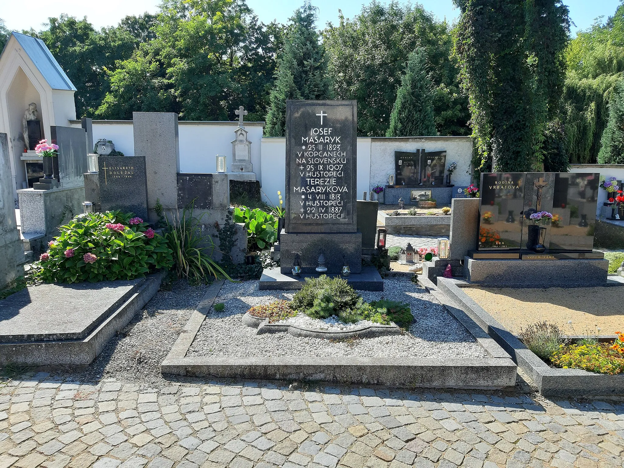 Photo showing: Hustopeče: hrob rodičů Tomáše Garriguea Masaryka