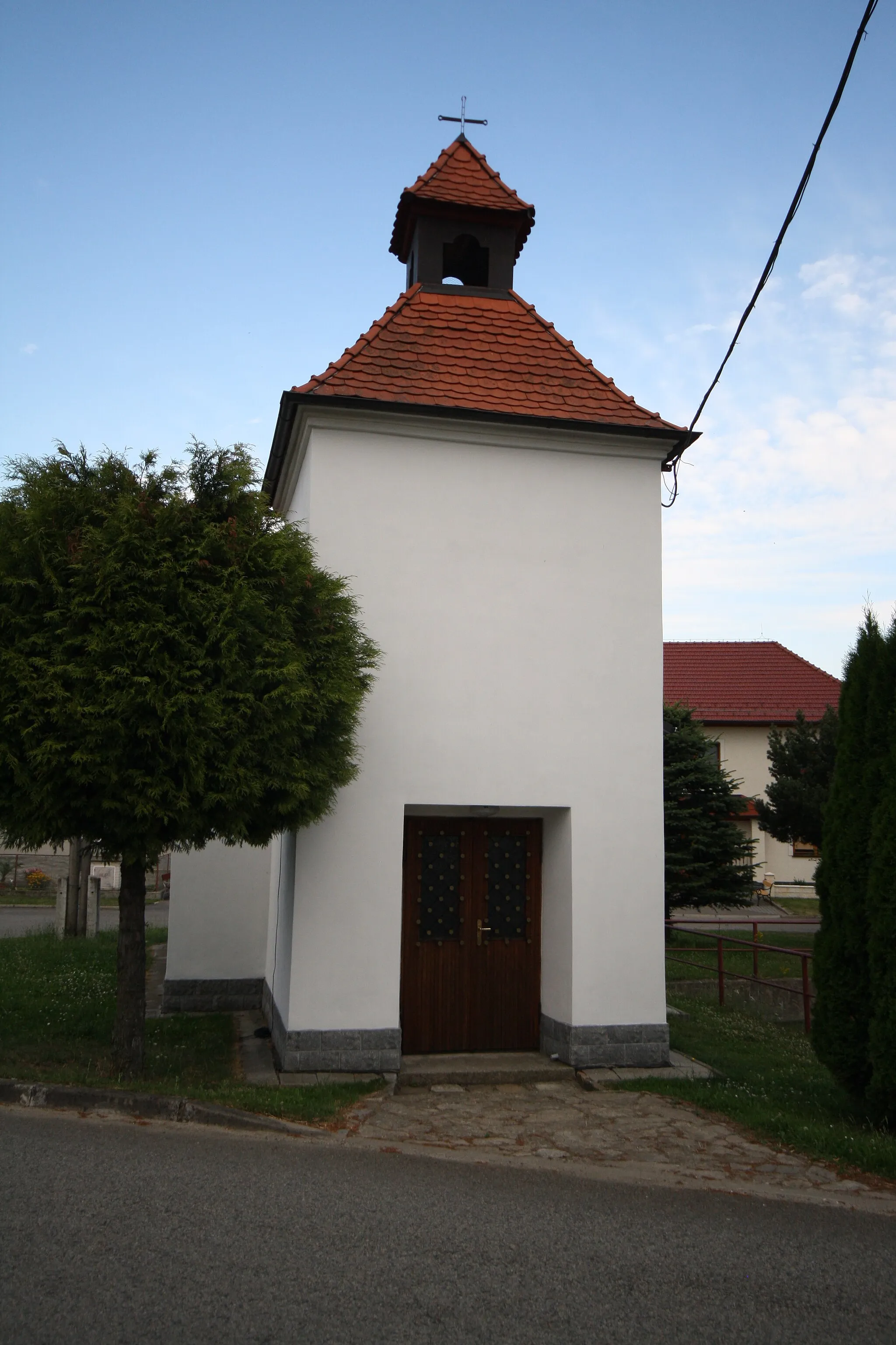 Photo showing: Front view of Chapel of Holy Spirit in Horní Lhotice, Kralice nad Oslavou, Třebíč District.