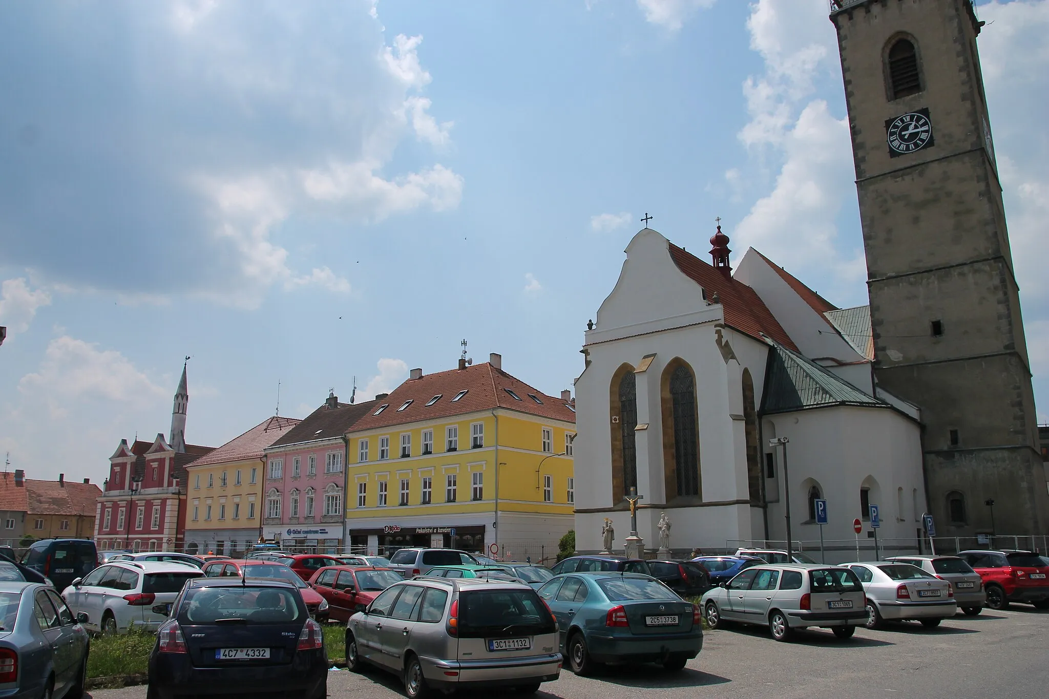 Photo showing: Náměstí Republiky (Republic Square) in Soběslav, St. Peter and Paul Church