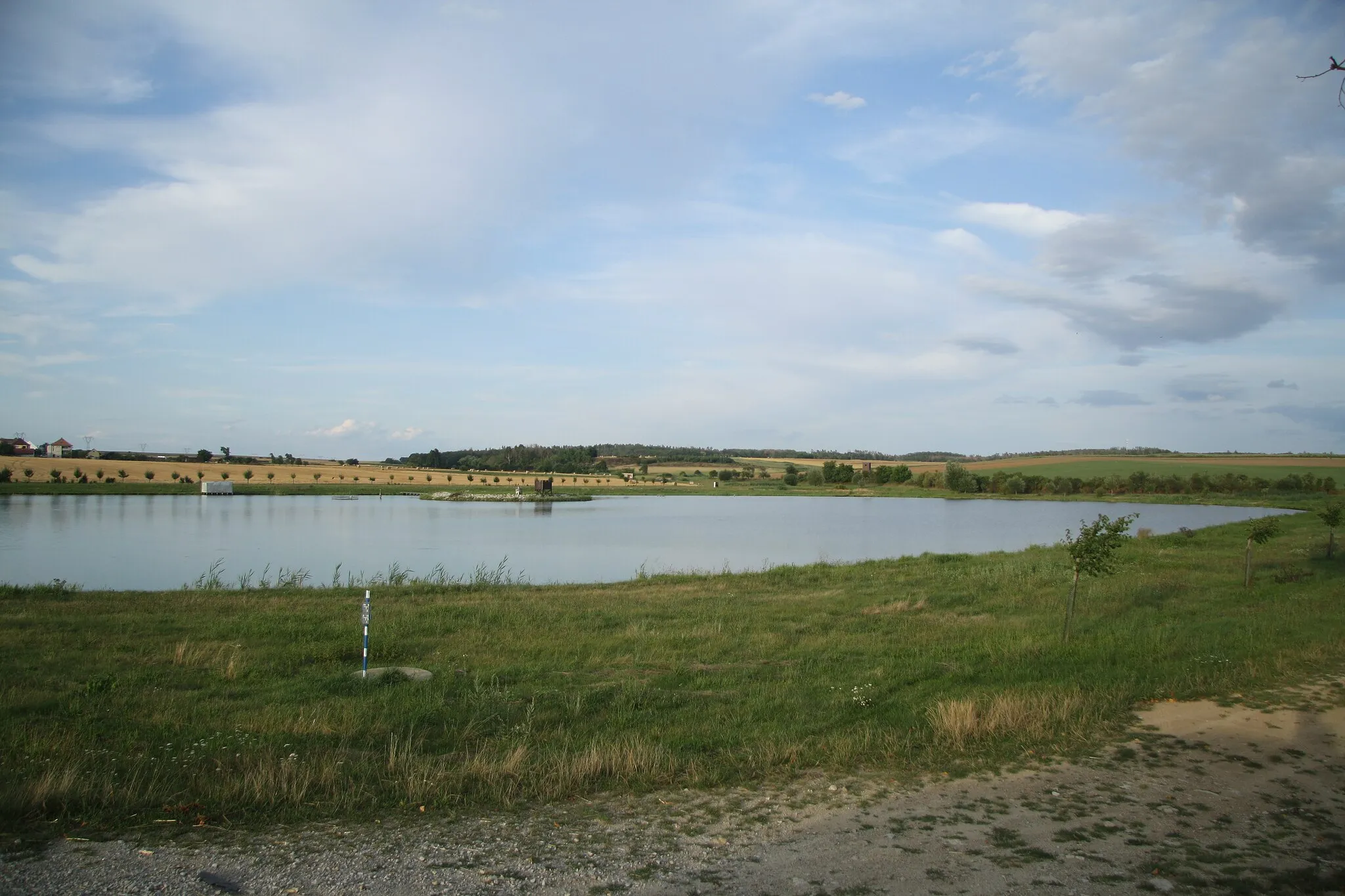 Photo showing: Overview of Pond Maleňák in Ratibořice, Jaroměřice nad Rokytnou, Třebíč District.