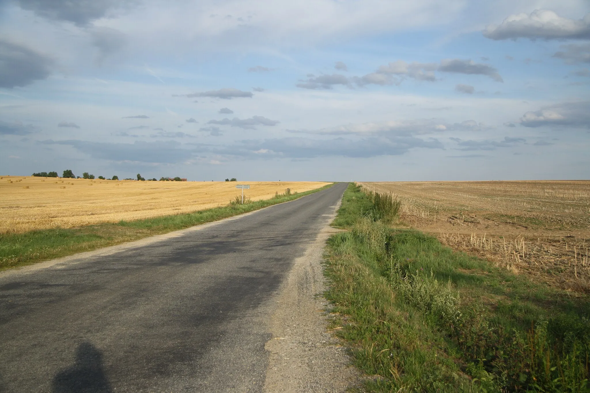 Photo showing: East view of road between Boňov and Štěpánovice in Boňov, Jaroměřice nad Rokytnou, Třebíč District.