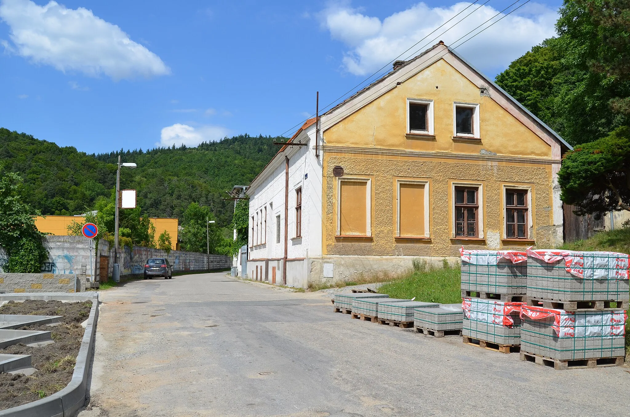Photo showing: Ulice plotní s domem č. p. 86, bývalým hostincem U Hanáků.