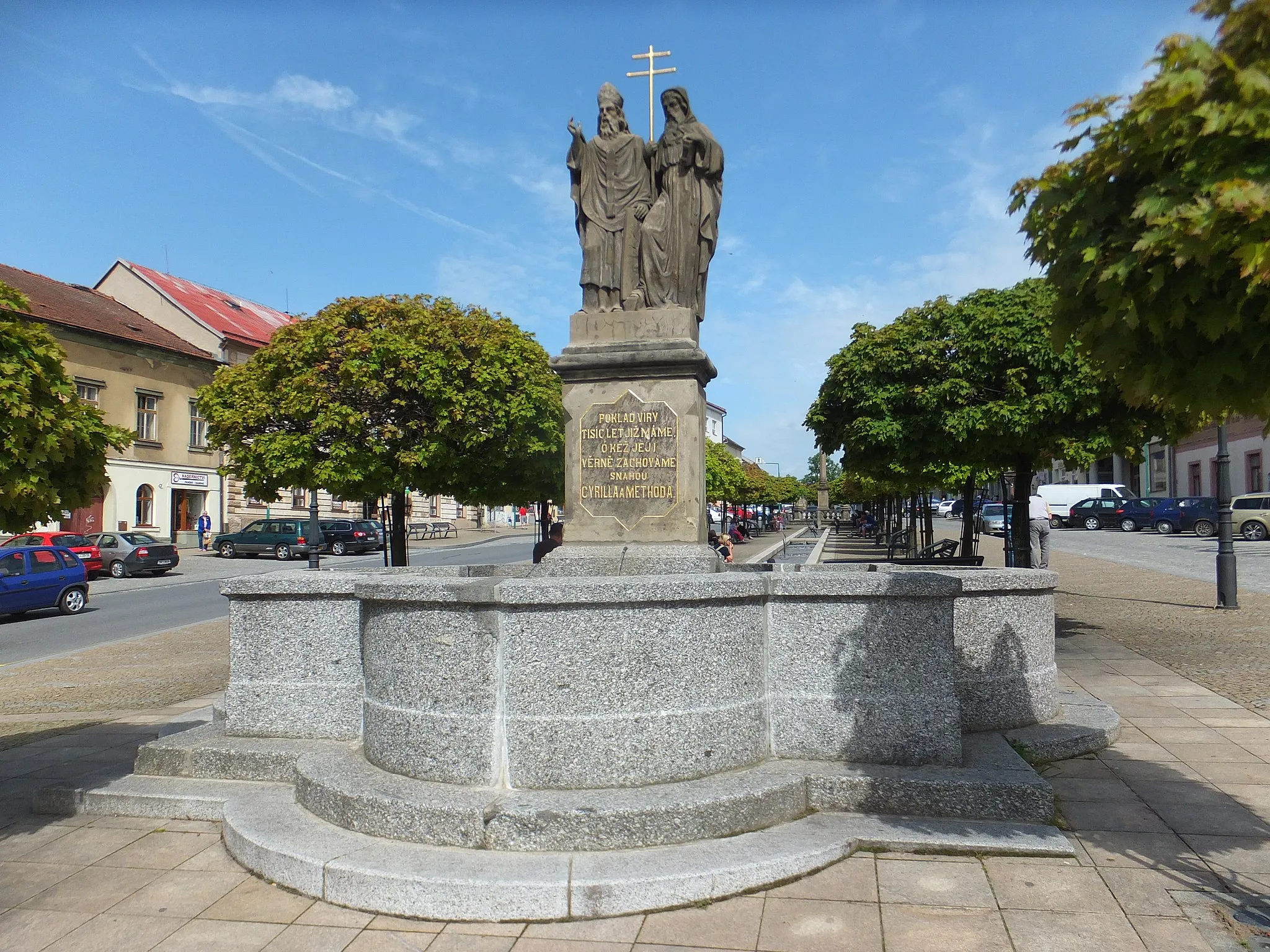 Photo showing: The fountain with the sculptural group of Saints Cyril and Methodius on the square in Bystřice nad Pernštejnem
