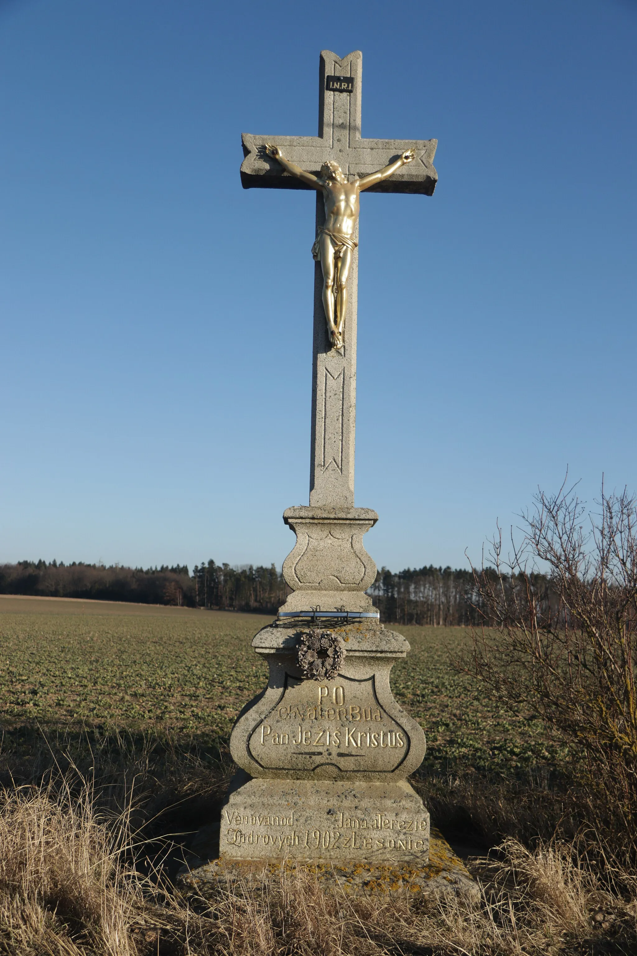 Photo showing: Overview of wayside cross of Indra family near Lesonice, Třebíč District.