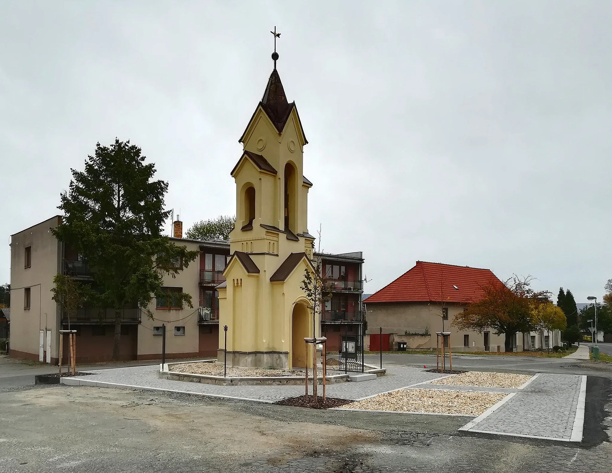 Photo showing: Vrdy - Smetanovo náměstí, kaplička