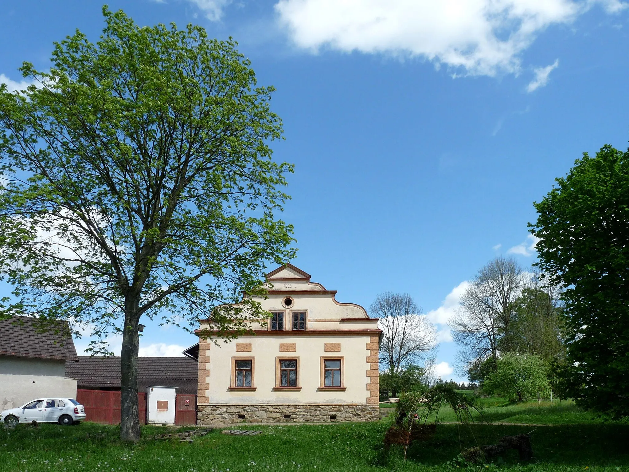 Photo showing: House No 6 in the village of Utín, prat of the town of Přibyslav, Havlíčkův Brod District, Vysočina Region, Czech Republic.