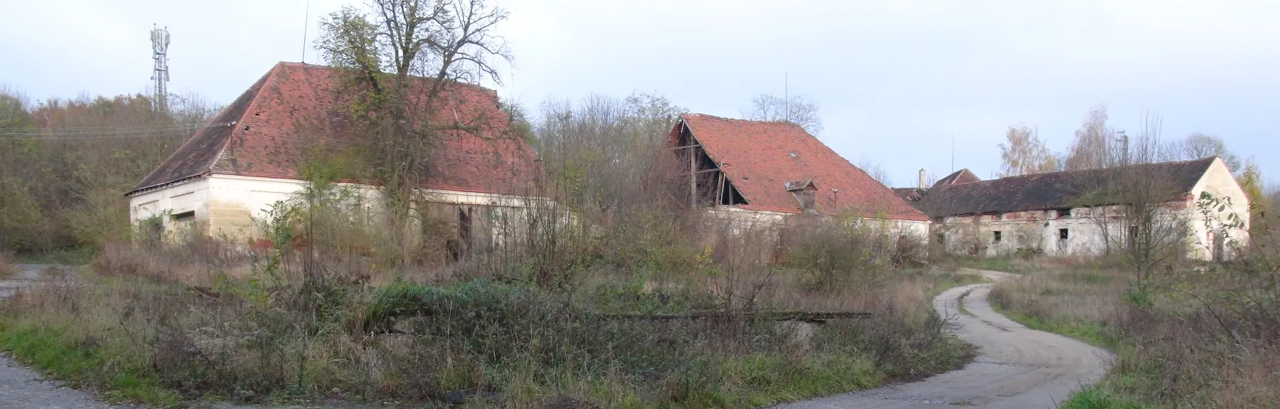 Photo showing: Der westlich von Schloss Vranov nad Dyjí - Frain an der Thaya gelegene ehemalige Meierhof