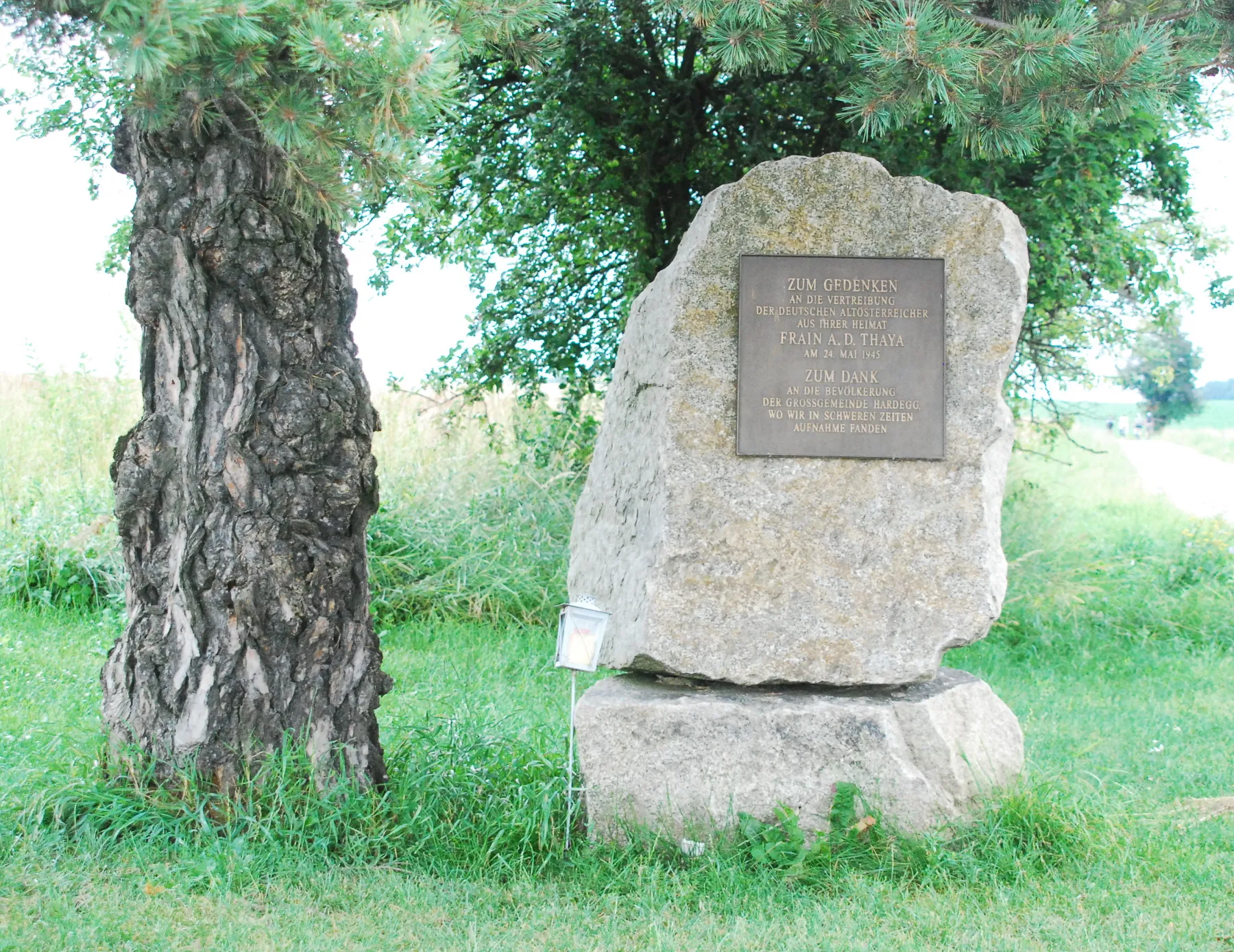 Photo showing: Gedenkstein der Heimatvertriebenen Frainer in Felling (Stadtgemeinde Hardegg, Niederösterreich)