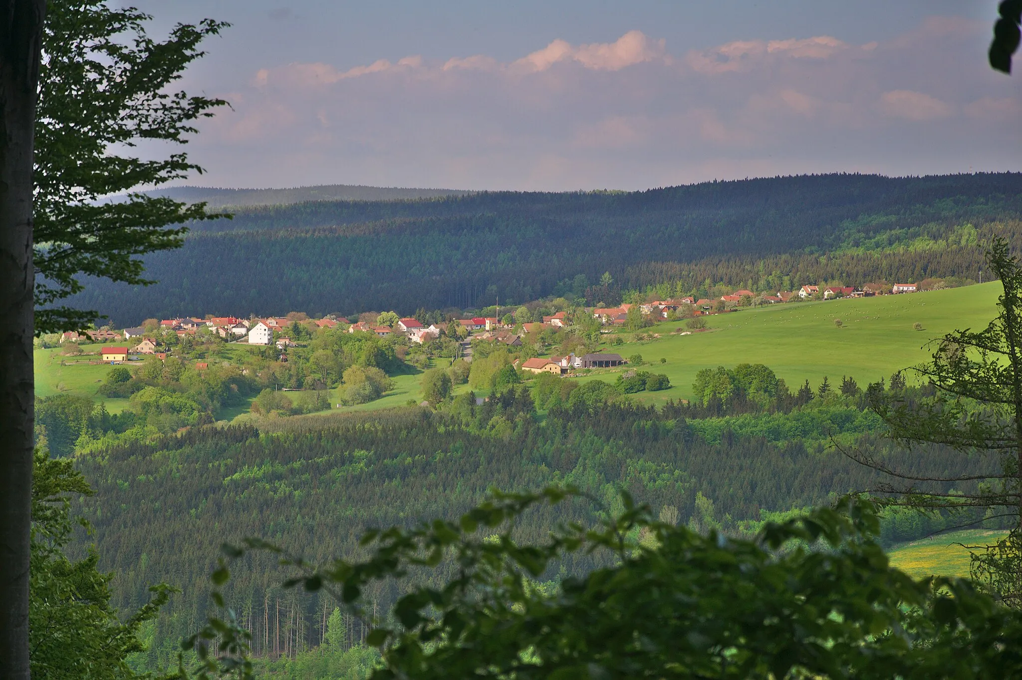 Photo showing: Pohled na Velenov ze skalky jihozápadně od Valchova, okres Blansko